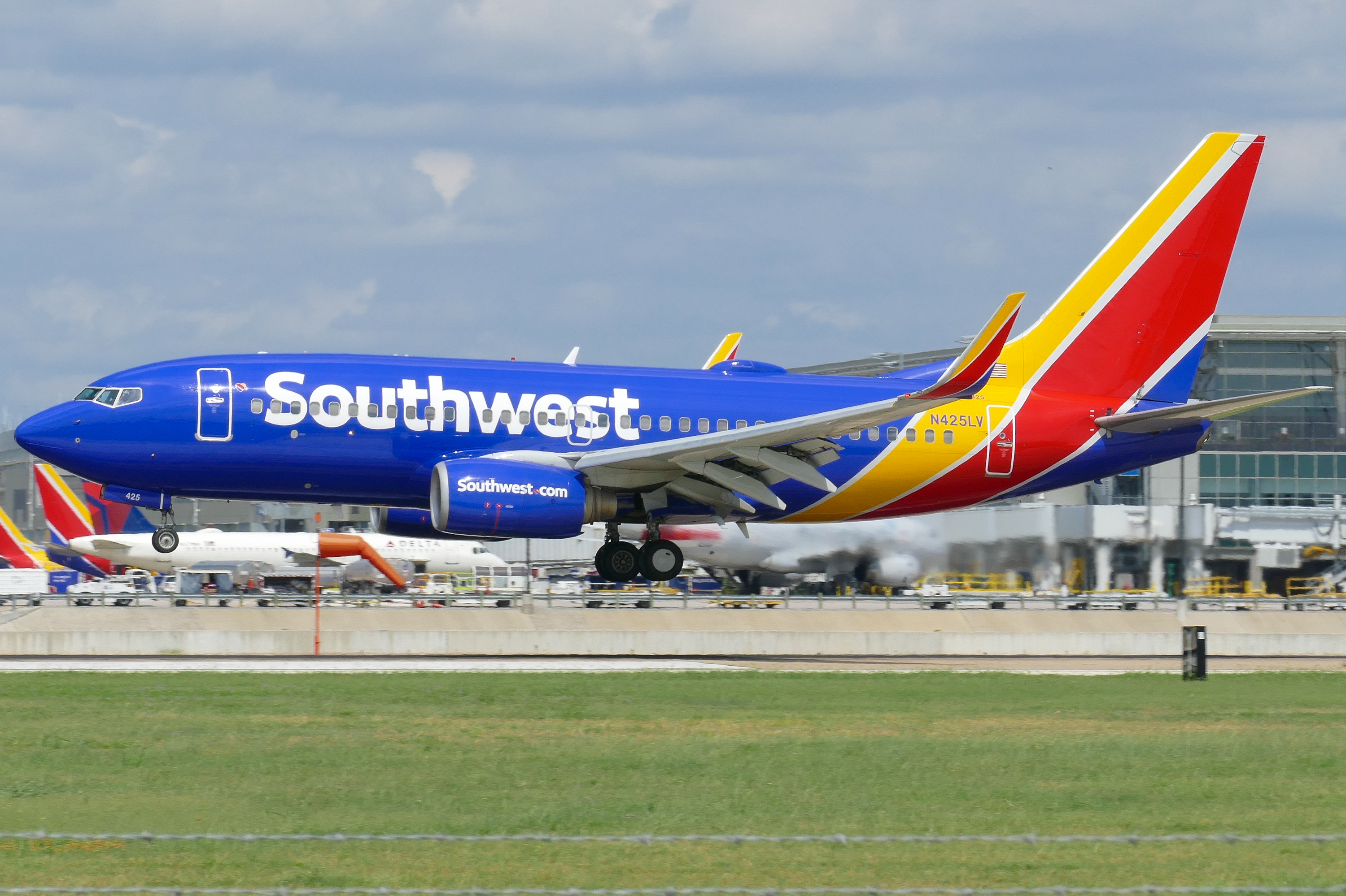 Full size: Southwest Airlines Boeing 737-700 N425LV at Austin-Bergstrom International Airport