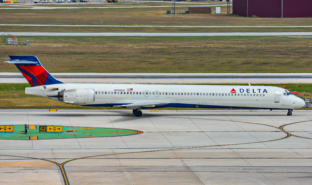 Full size: Delta Airlines MD-90-30 N919DN at San Antonio International Airport