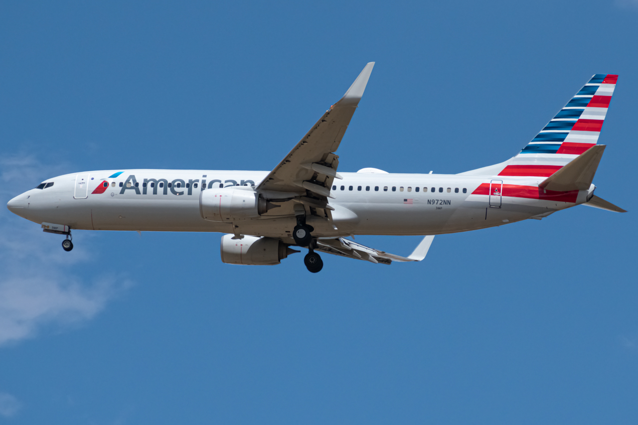 Full size: American Airlines Boeing 737-800 N972NN at Denver International Airport