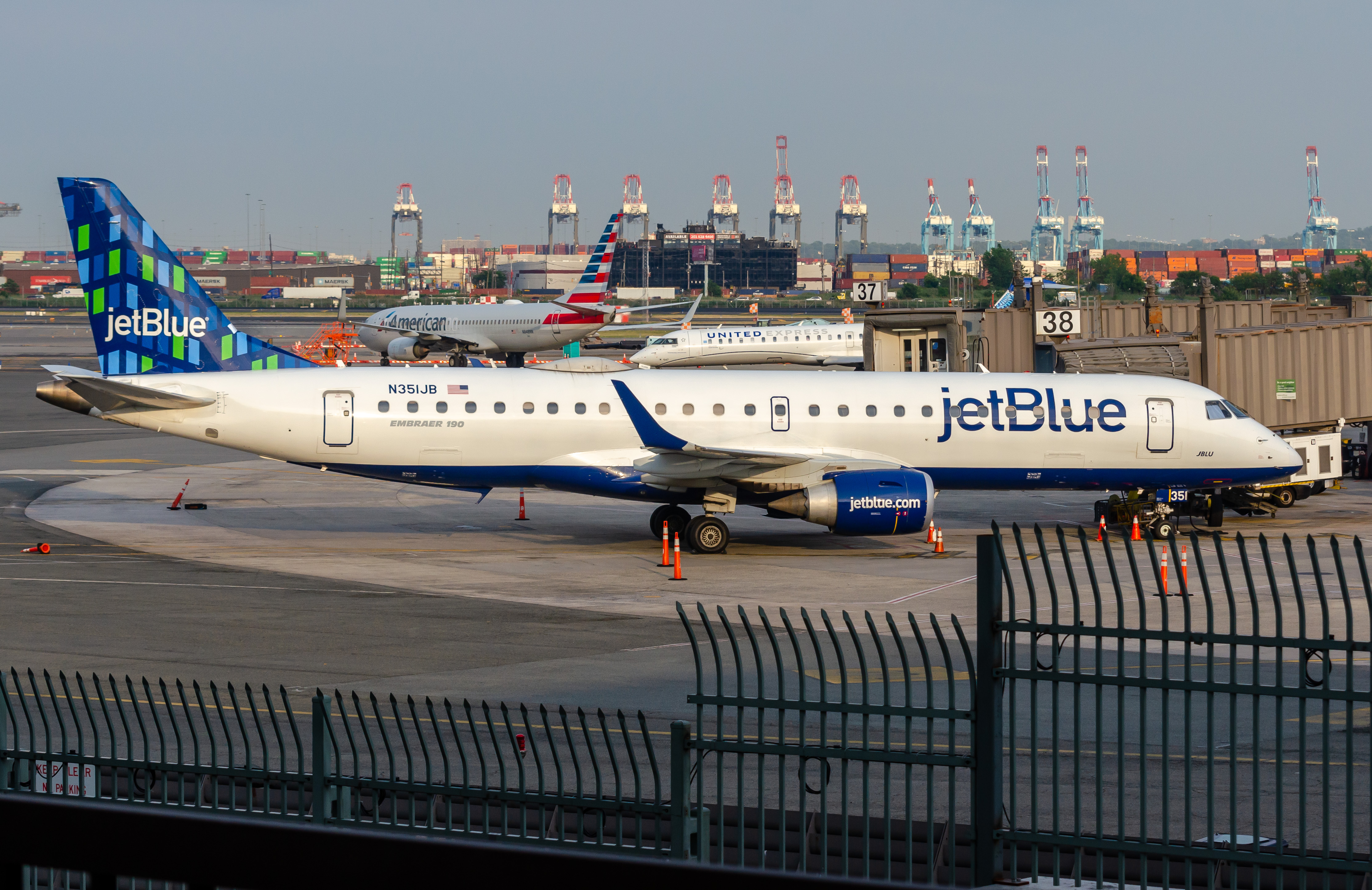 Full size: JetBlue Airways Embraer E190 N351JB at Newark Liberty International Airport