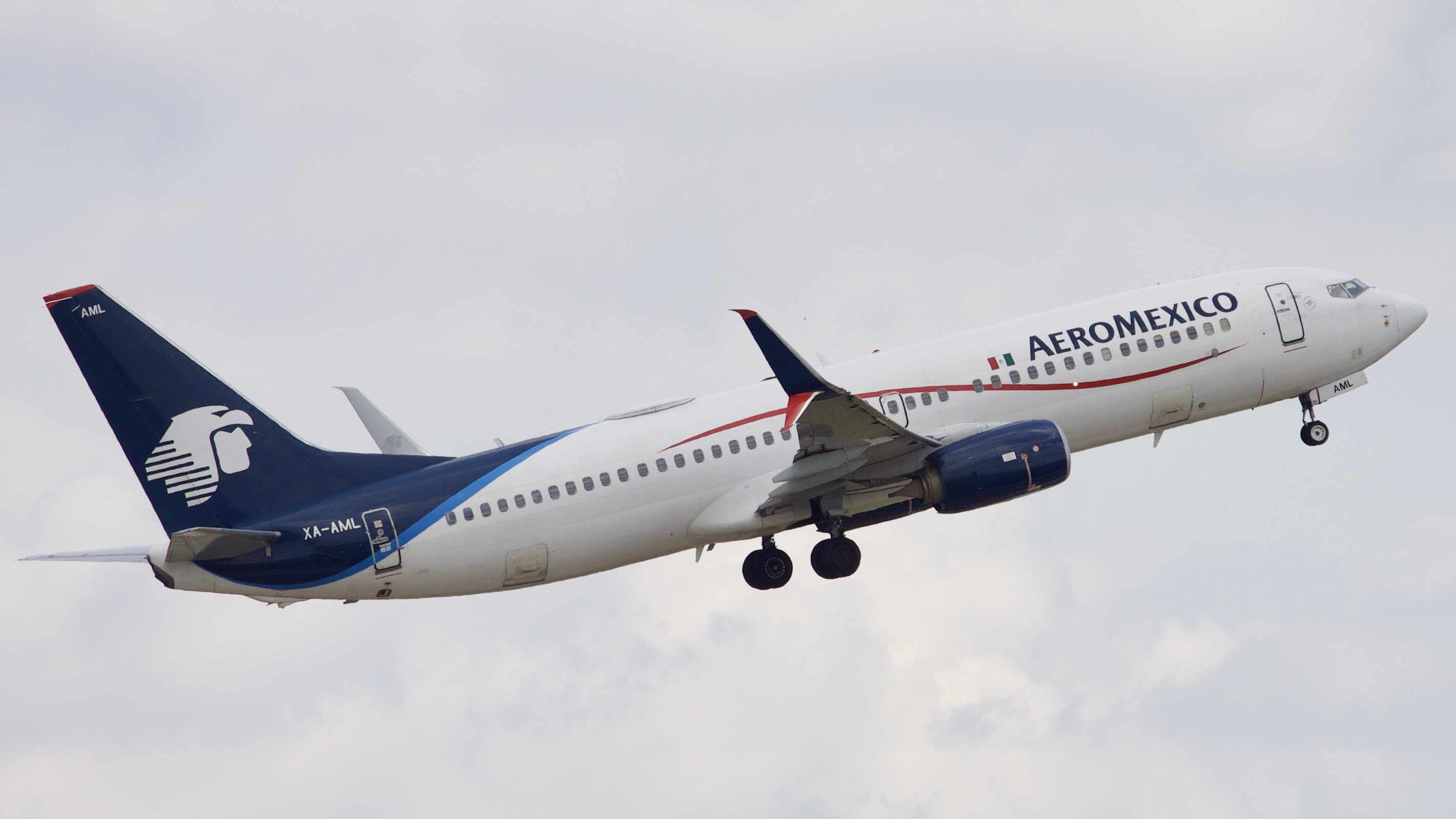 Full size: Aeromexico Boeing 737-800 XA-AML at Houston-George Bush Intercontinental Airport