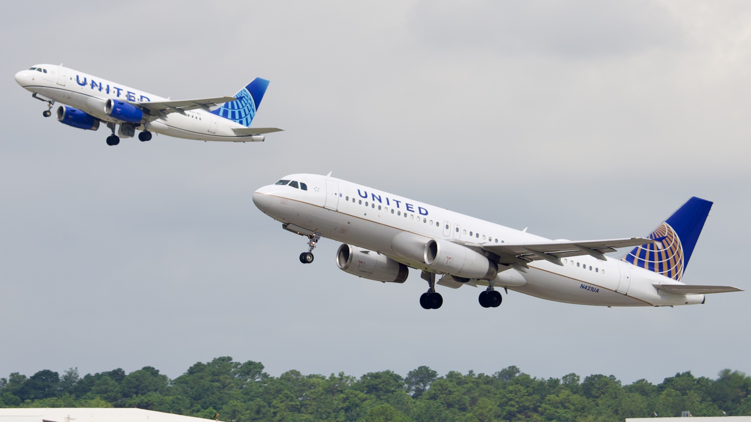 Full size: United Airlines Airbus A320 N421UA at Houston-George Bush Intercontinental Airport