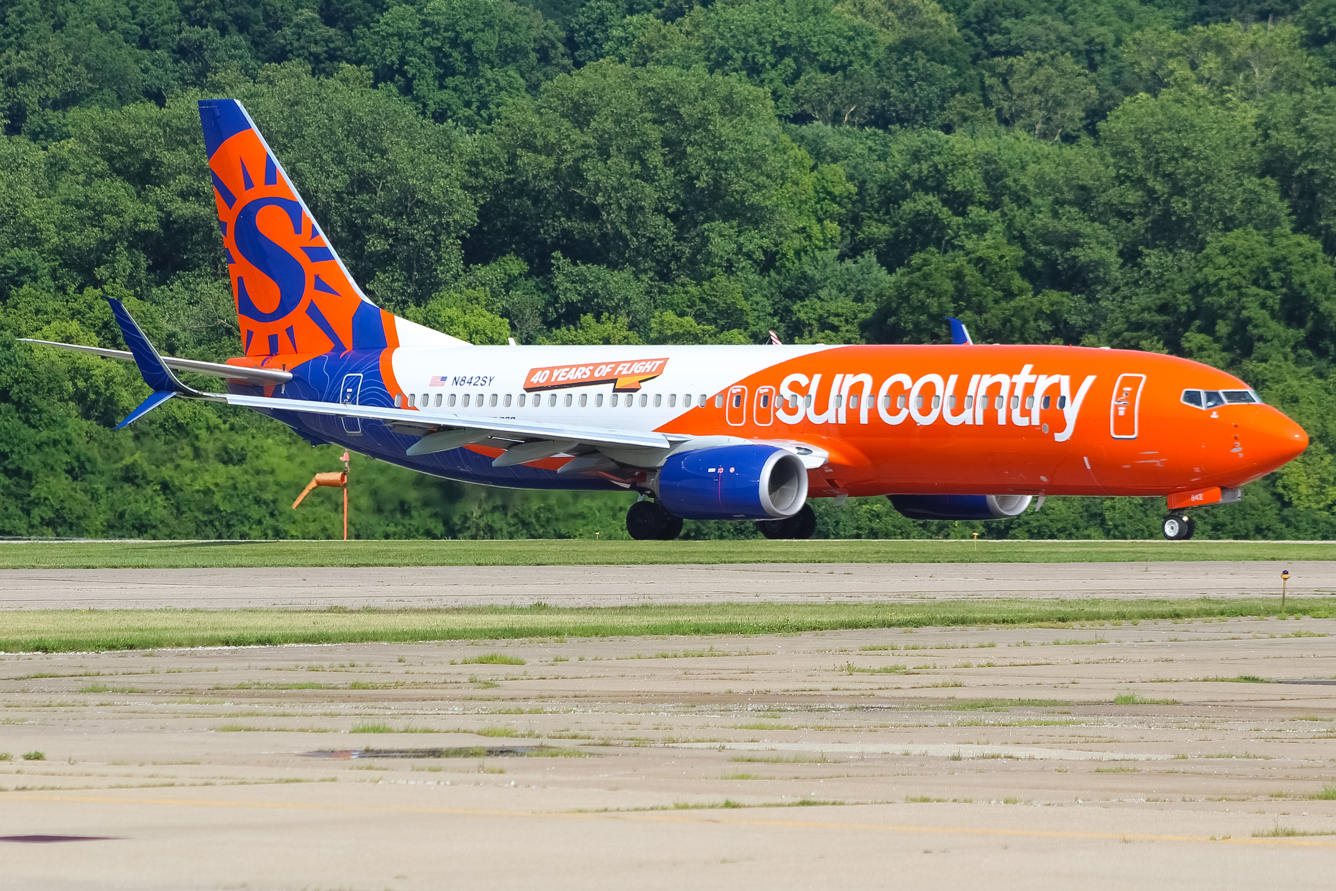 Full size: Sun Country Airlines Boeing 737-800 N842SY at Cincinnati Municipal Airport/Lunken Field