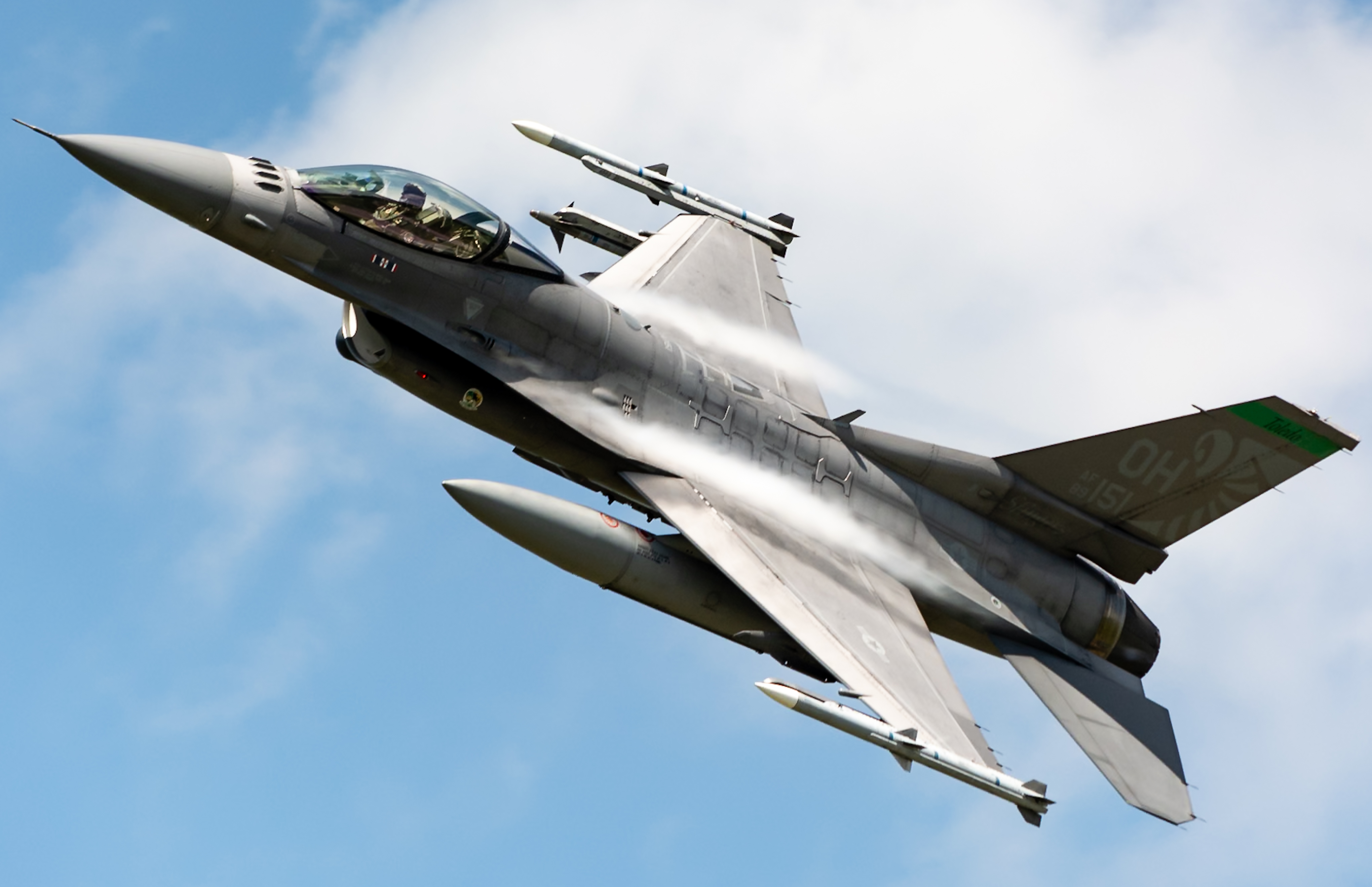 Full size: USAF - United States Air Force General Dynamics F-16 Fighting Falcon 89-2151 at Toledo Express Airport