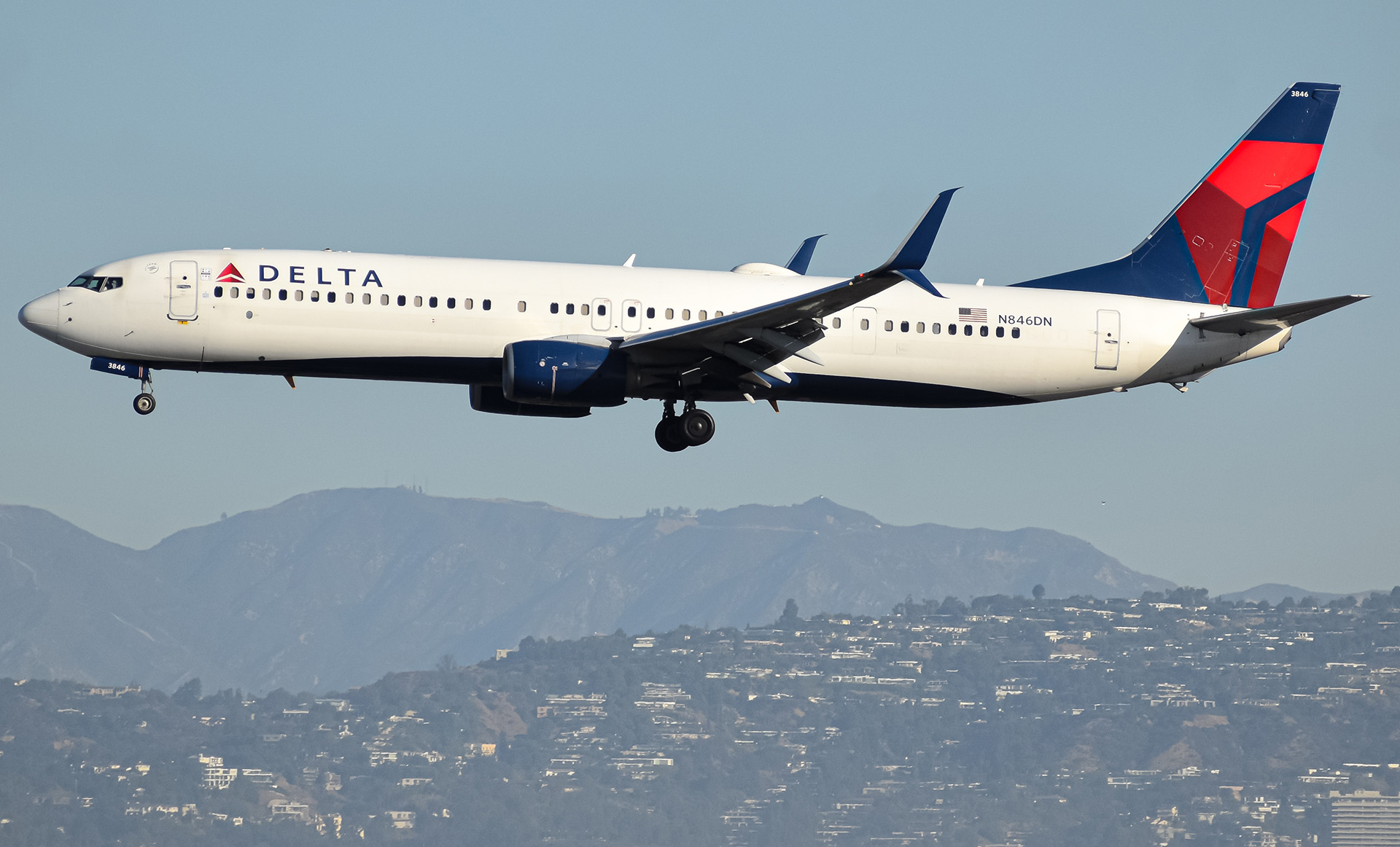 Full size: Delta Airlines Boeing 737-900ER N846DN at Los Angeles International Airport