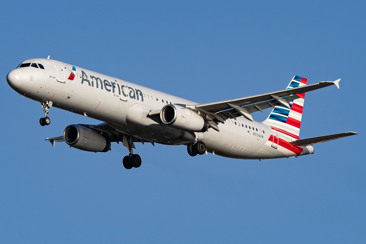 Full size: American Airlines Airbus A321-200 N554UW at Tampa International Airport