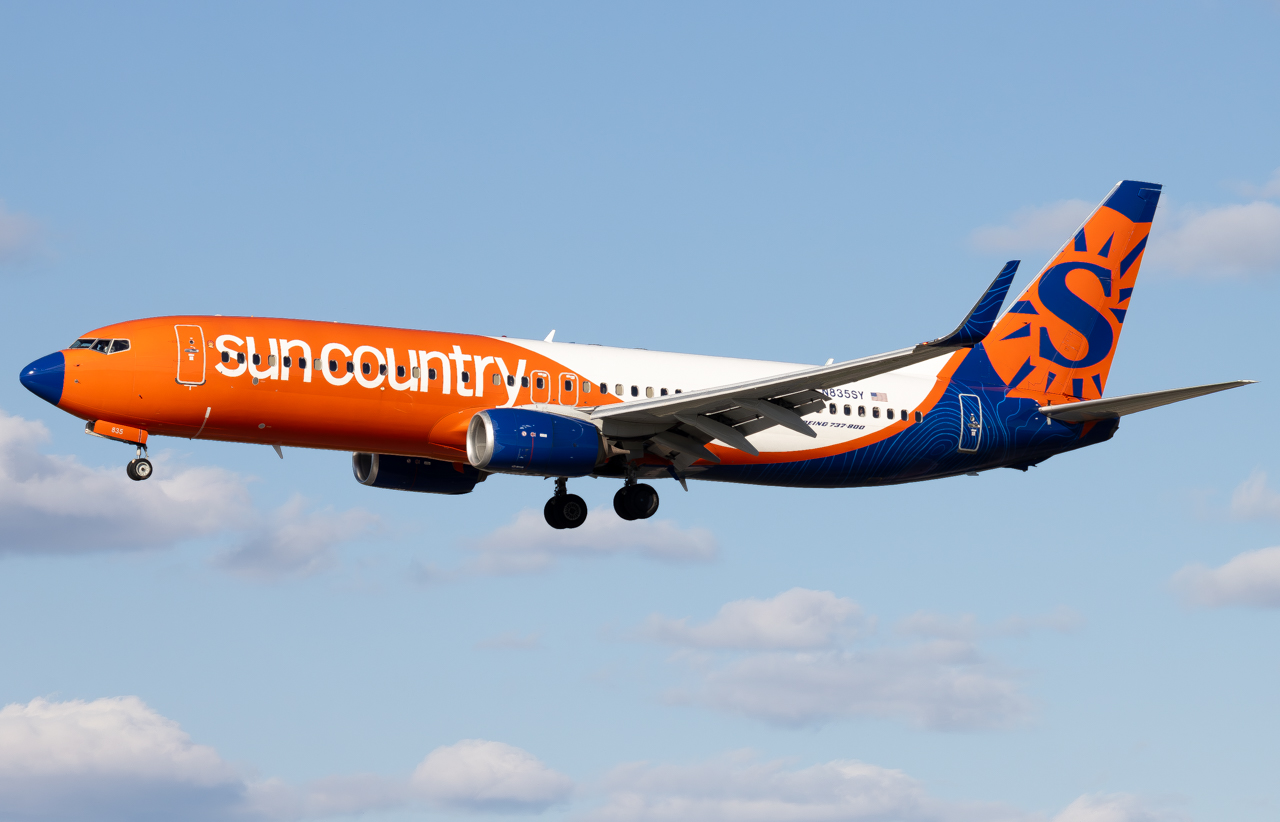 Full size: Sun Country Airlines Boeing 737-800 N835SY at Minneapolis-St Paul International/Wold-Chamberlain Airport