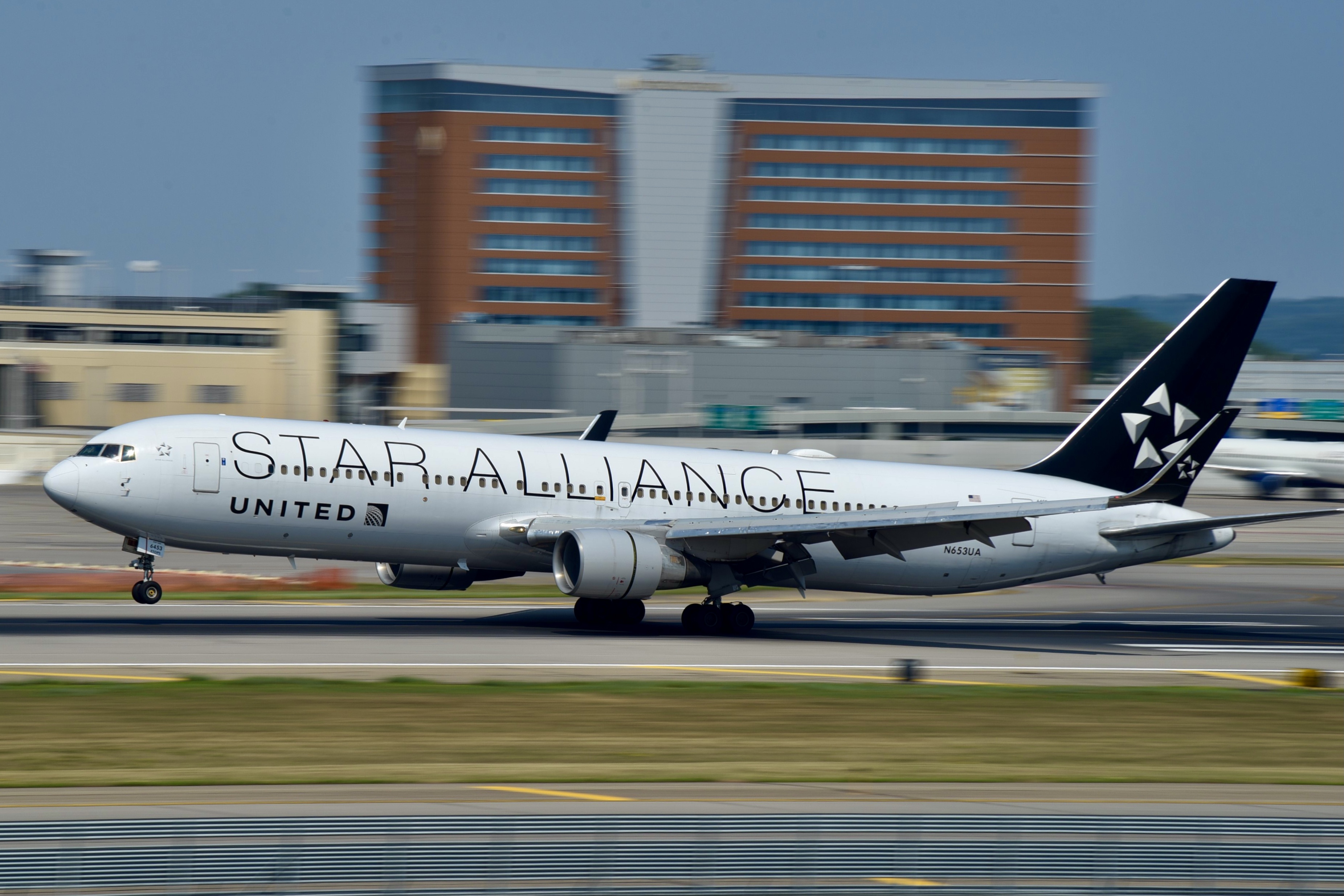 Full size: United Airlines Boeing 767-300 N653UA at Minneapolis-St Paul International/Wold-Chamberlain Airport