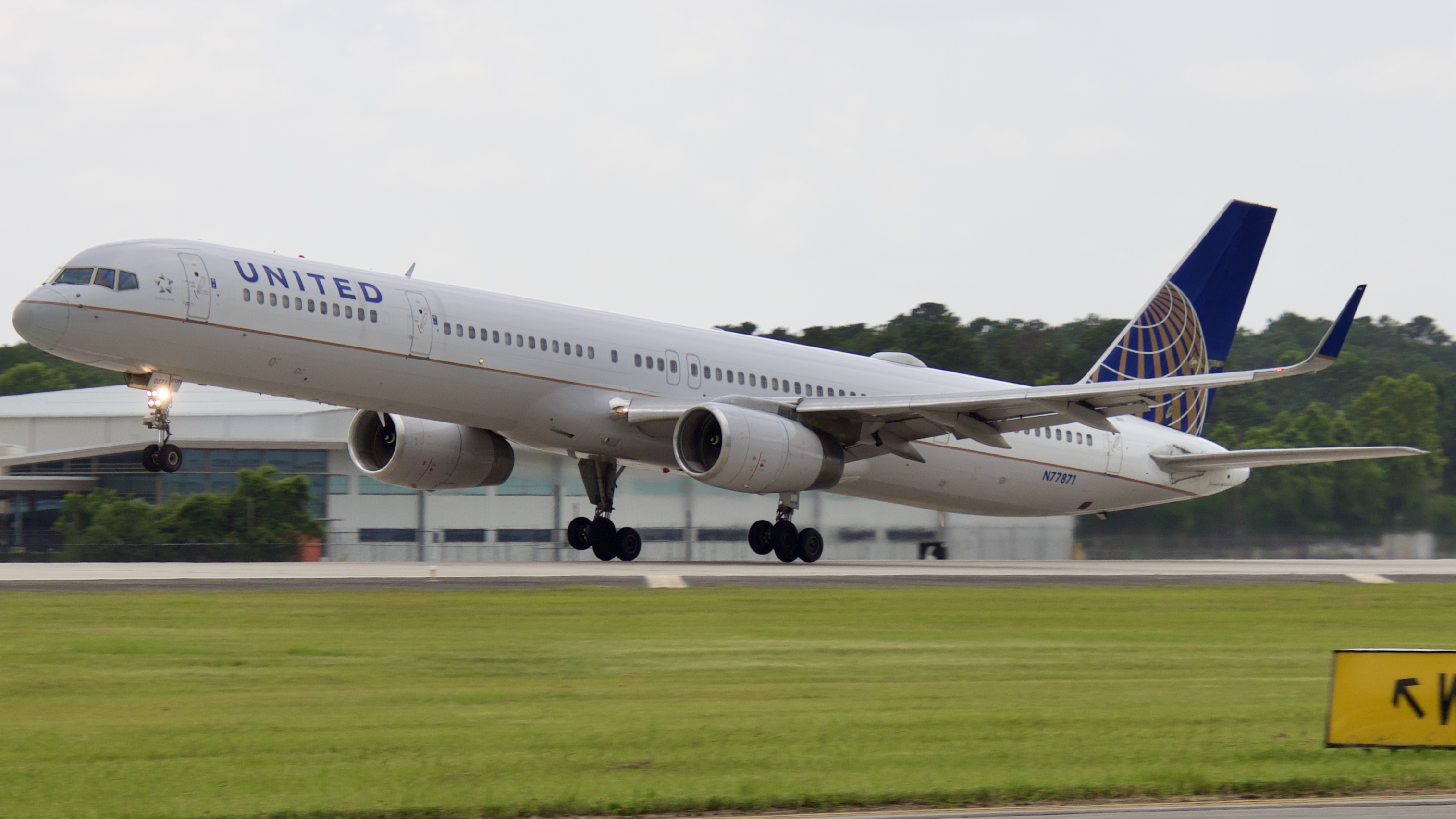 Full size: United Airlines Boeing 757-300 N77871 at Houston-George Bush Intercontinental Airport