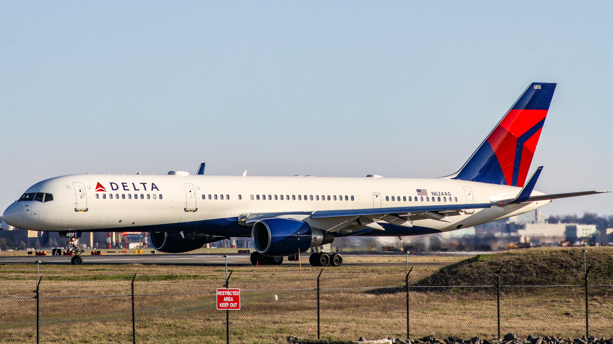 Full size: Delta Airlines Boeing 757-200 N724AG at Ronald Reagan National Airport