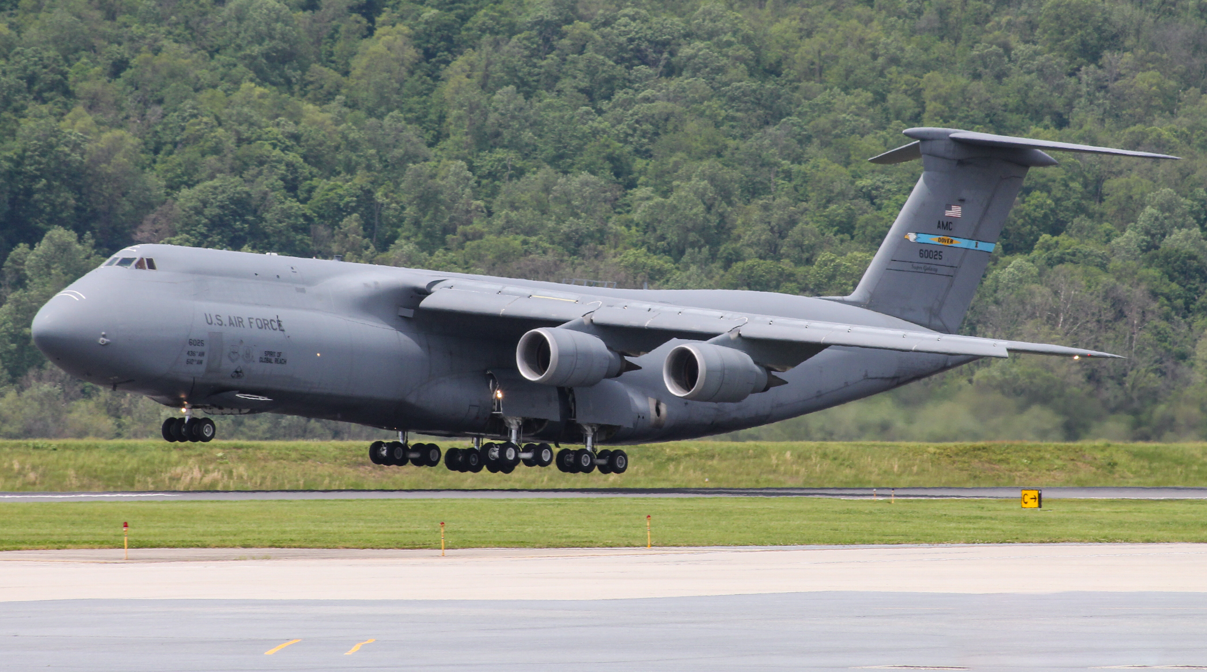Full size: USAF - United States Air Force Lockheed C-5M Super Galaxy  86-0025 at Harrisburg International Airport