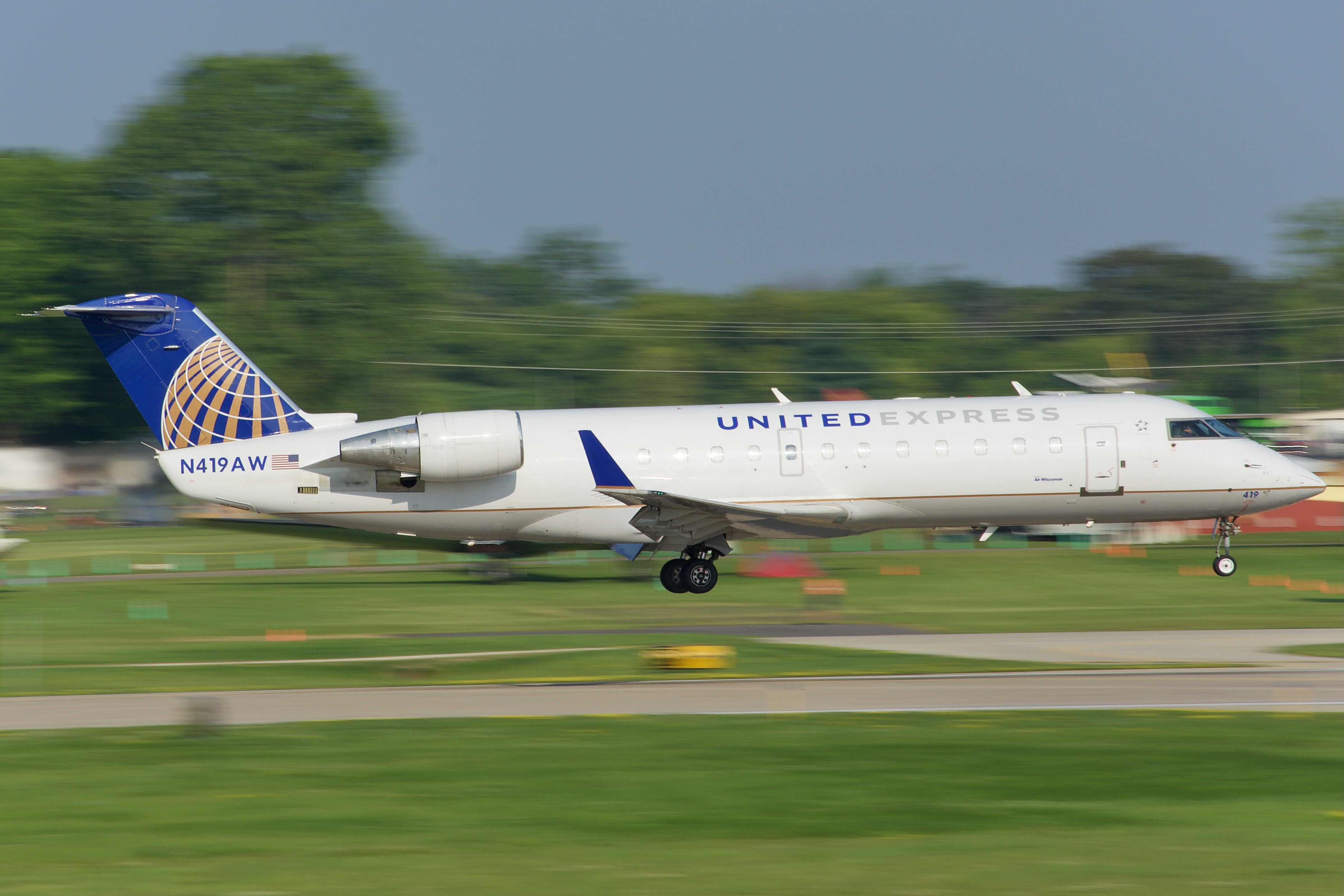 Full size: United Express Mitsubishi CRJ-200 N419AW at Wittman Regional Airport