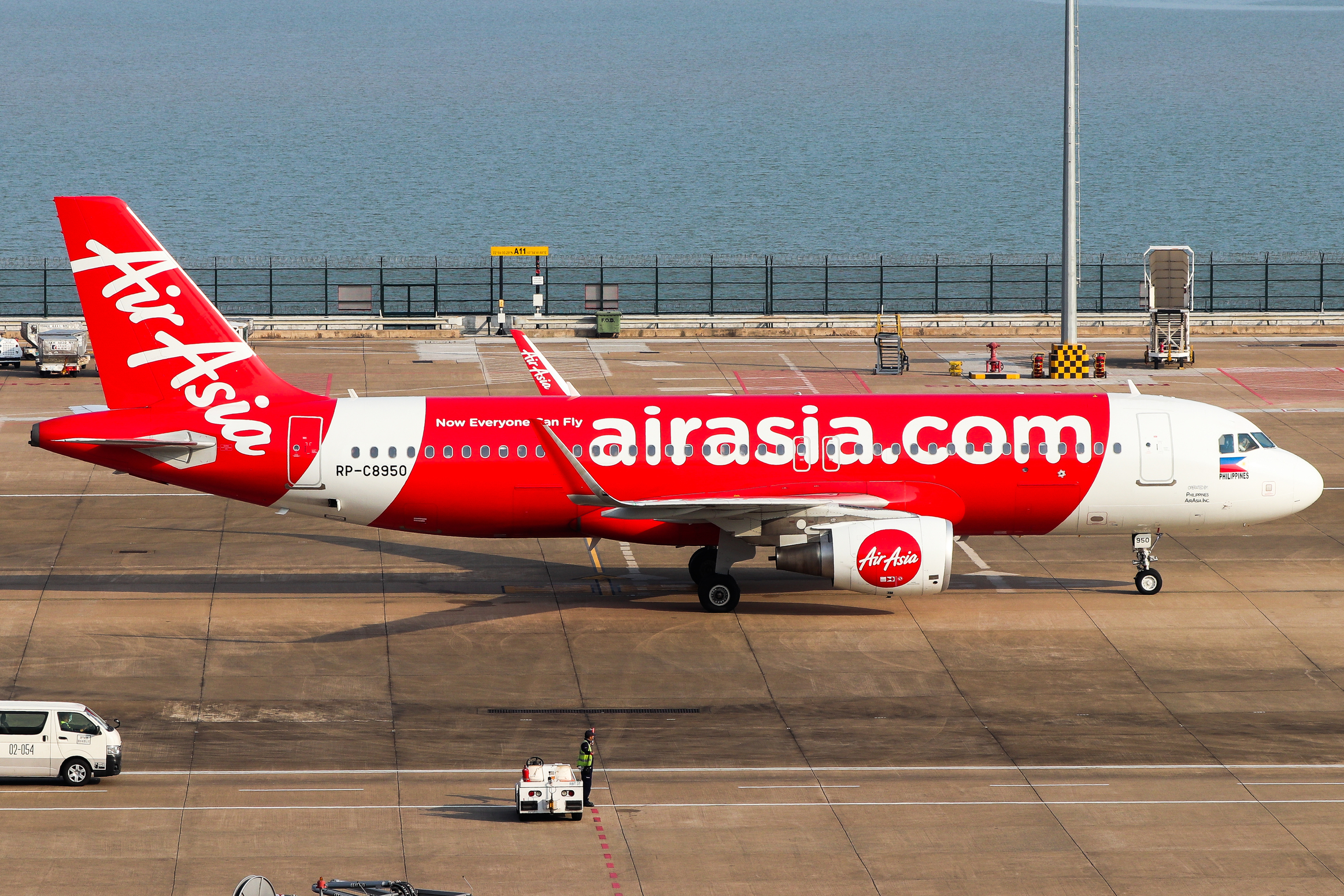 Full size: AirAsia Airbus A320 RP-C8950 at Macau International Airport