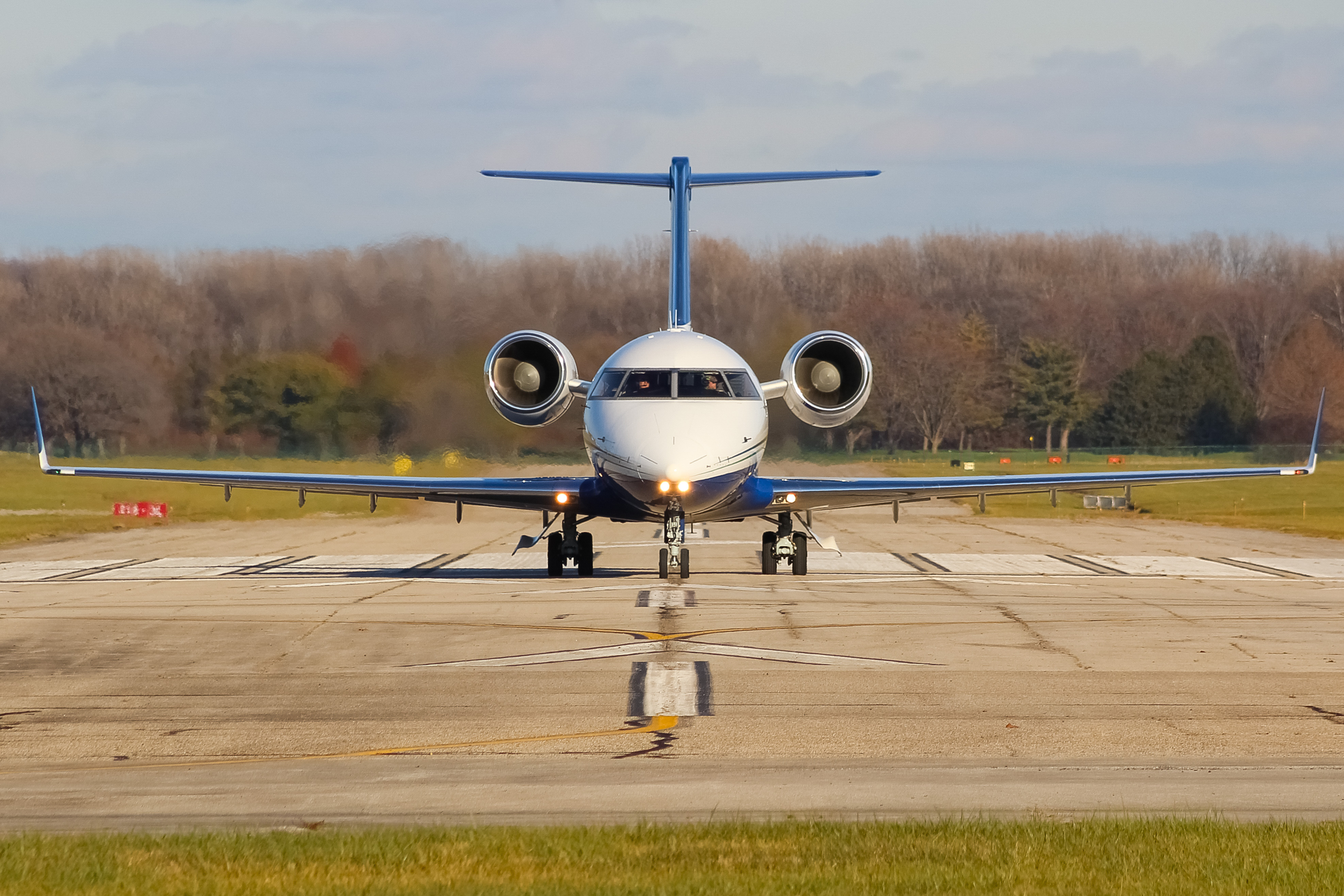 Full size: PRIVATE  Bombardier Challenger 604 N832SG at Cincinnati Municipal Airport/Lunken Field