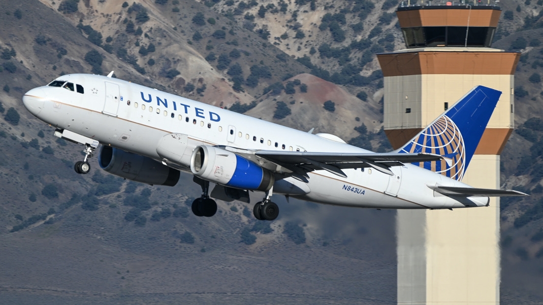 Full size: United Airlines Airbus A319-131 N843UA at Reno/Tahoe International Airport