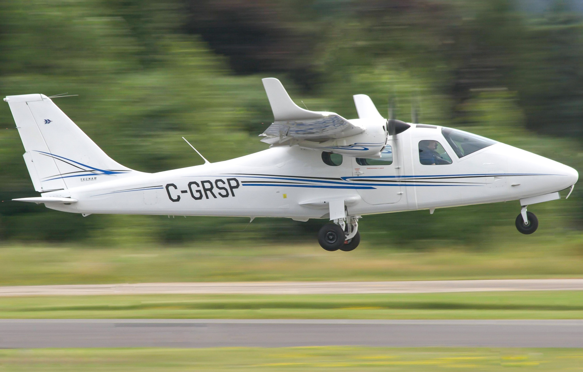 Full size: PRIVATE Tecnam P2006T  C-GRSP at 