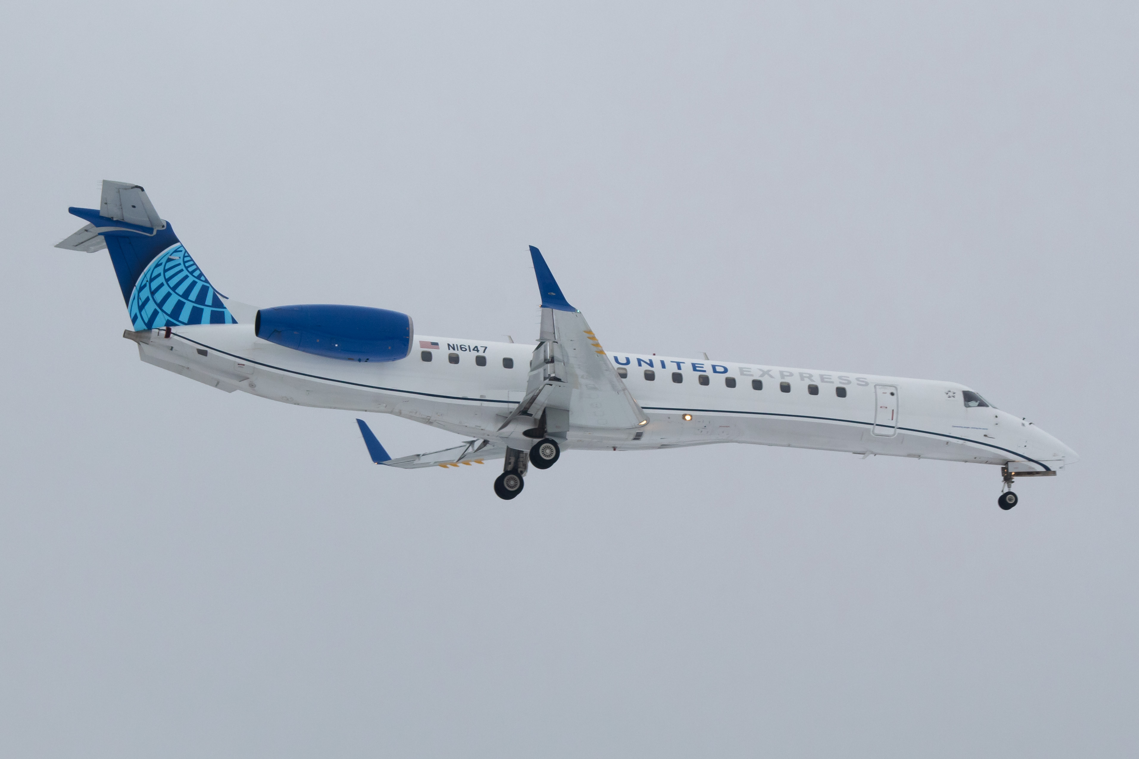 Full size: United Express Embraer E145 N16147 at Newark Liberty International Airport