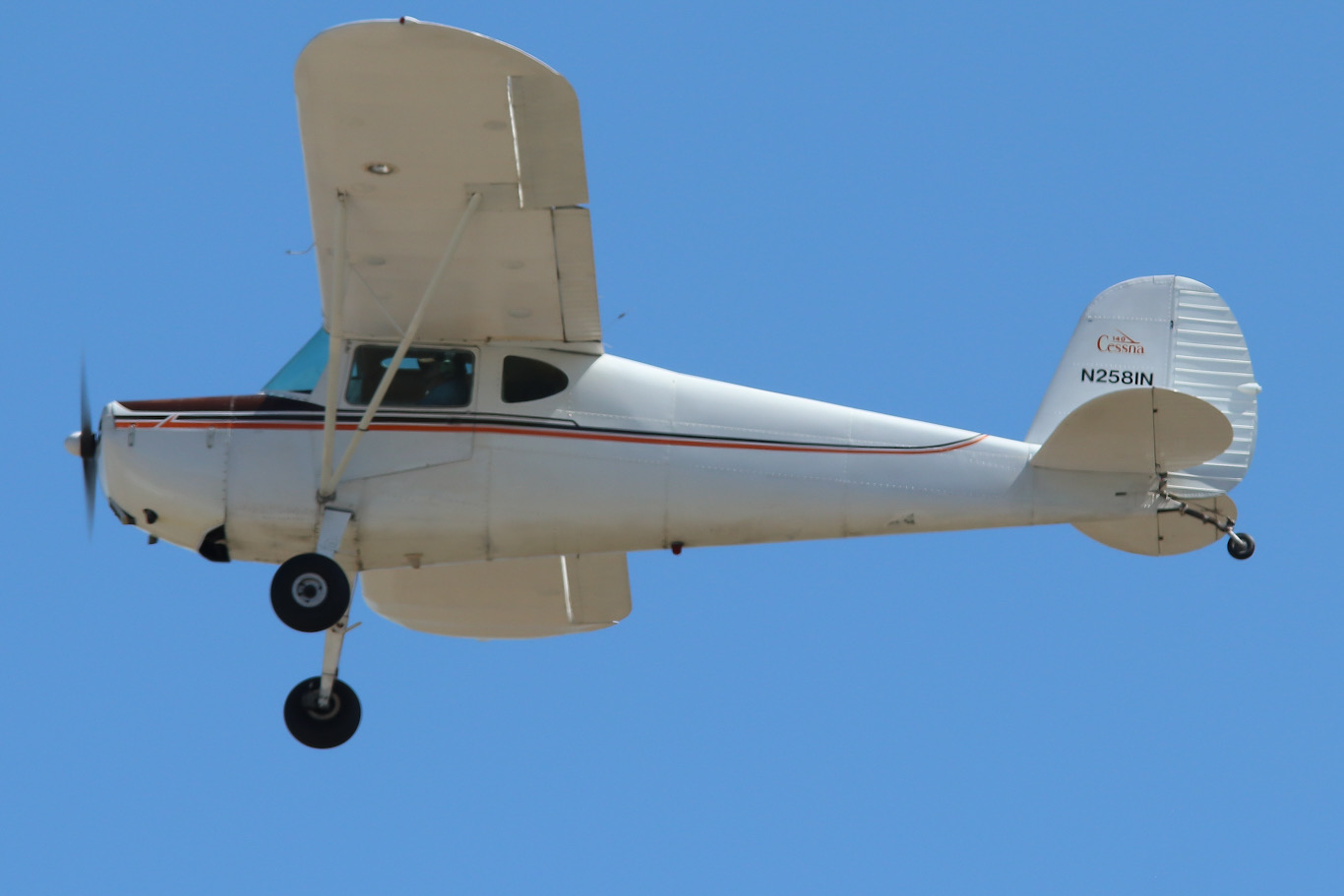 Full size: PRIVATE Cessna 140 N2581N at York Airport