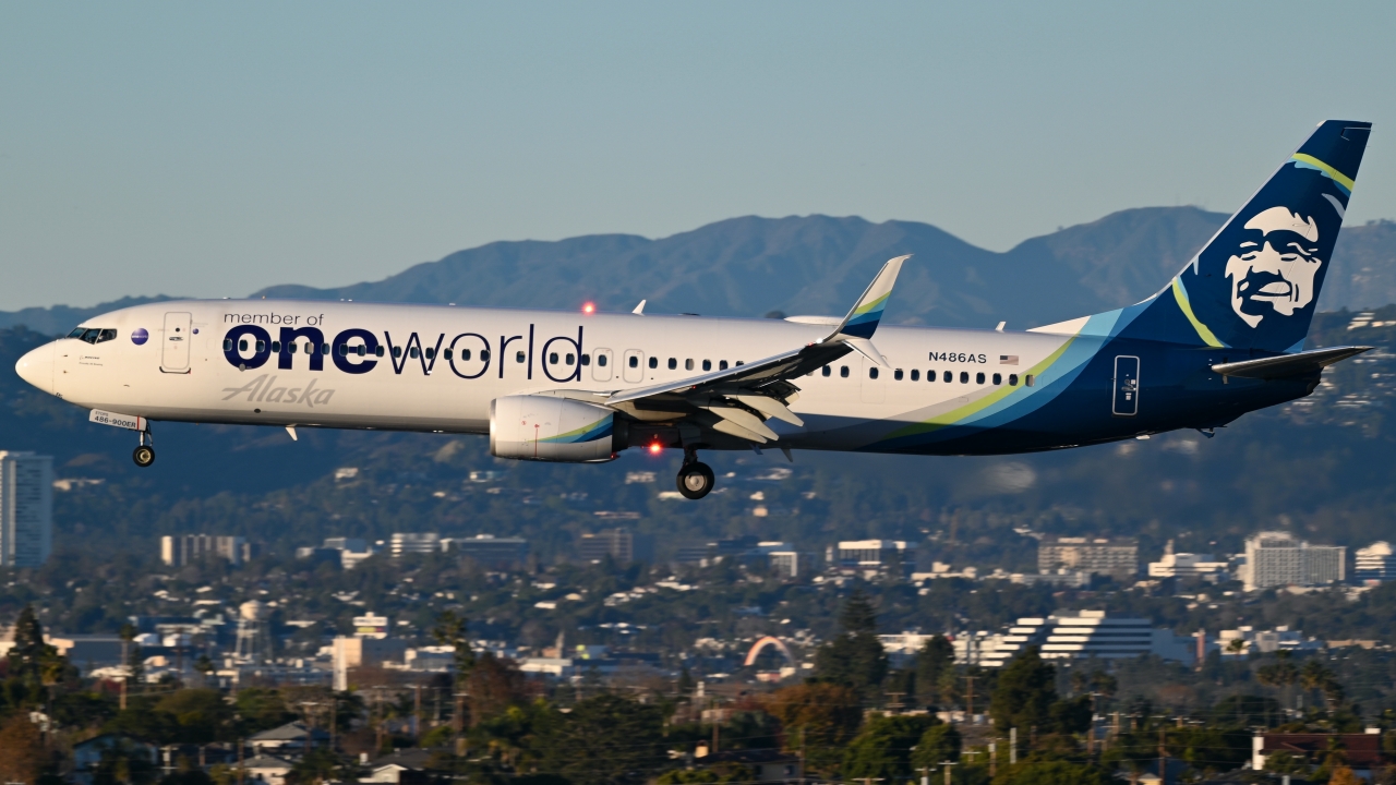 Full size: Alaska Airlines Boeing 737-900ER N486AS at Los Angeles International Airport