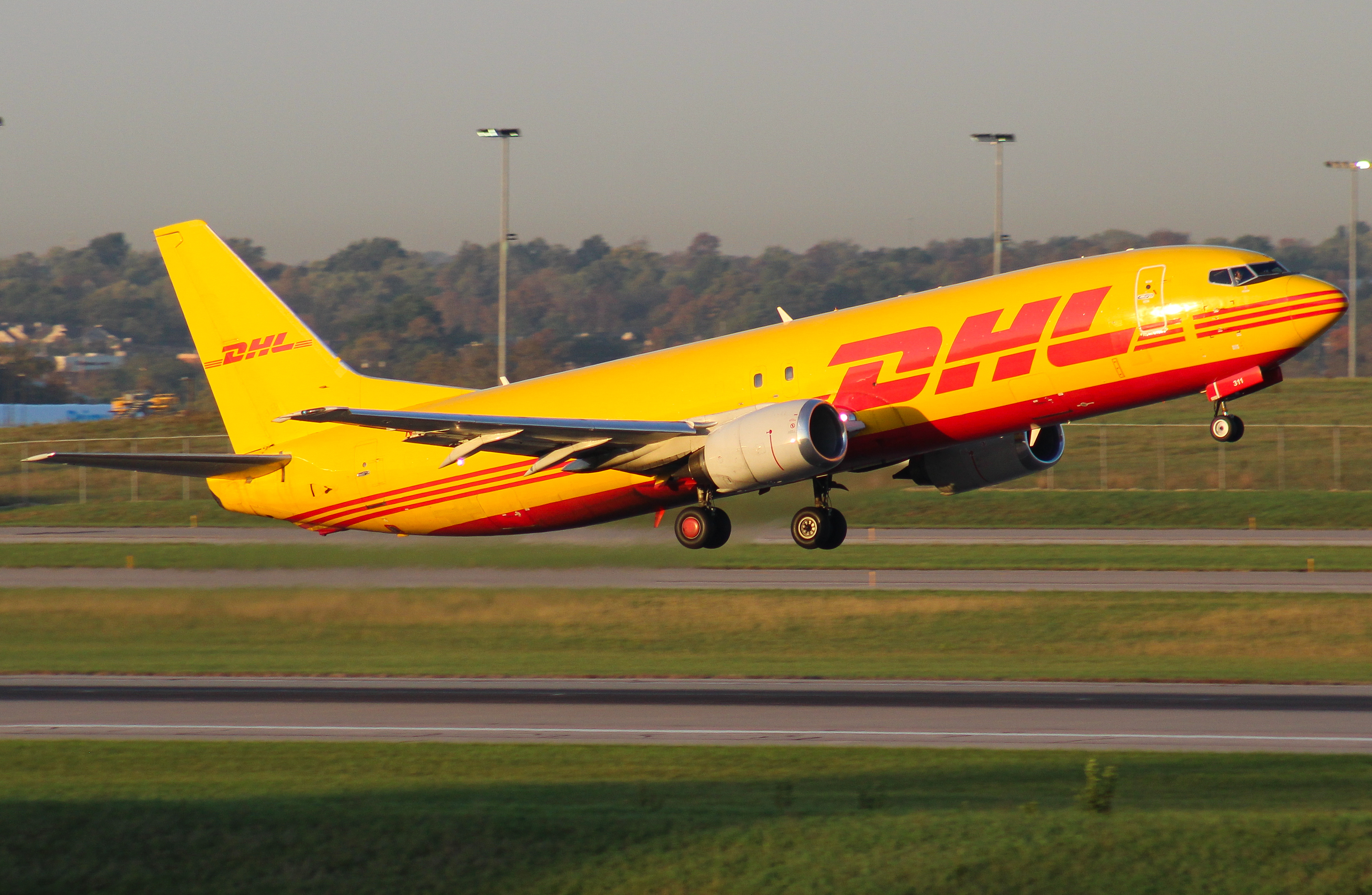 Full size: DHL Boeing 737-400 N311GT at Cincinnati/Northern Kentucky International Airport
