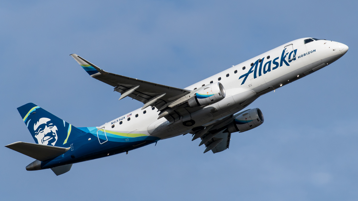 Full size: Alaska Airlines Embraer E175 N633QX at Portland International Airport