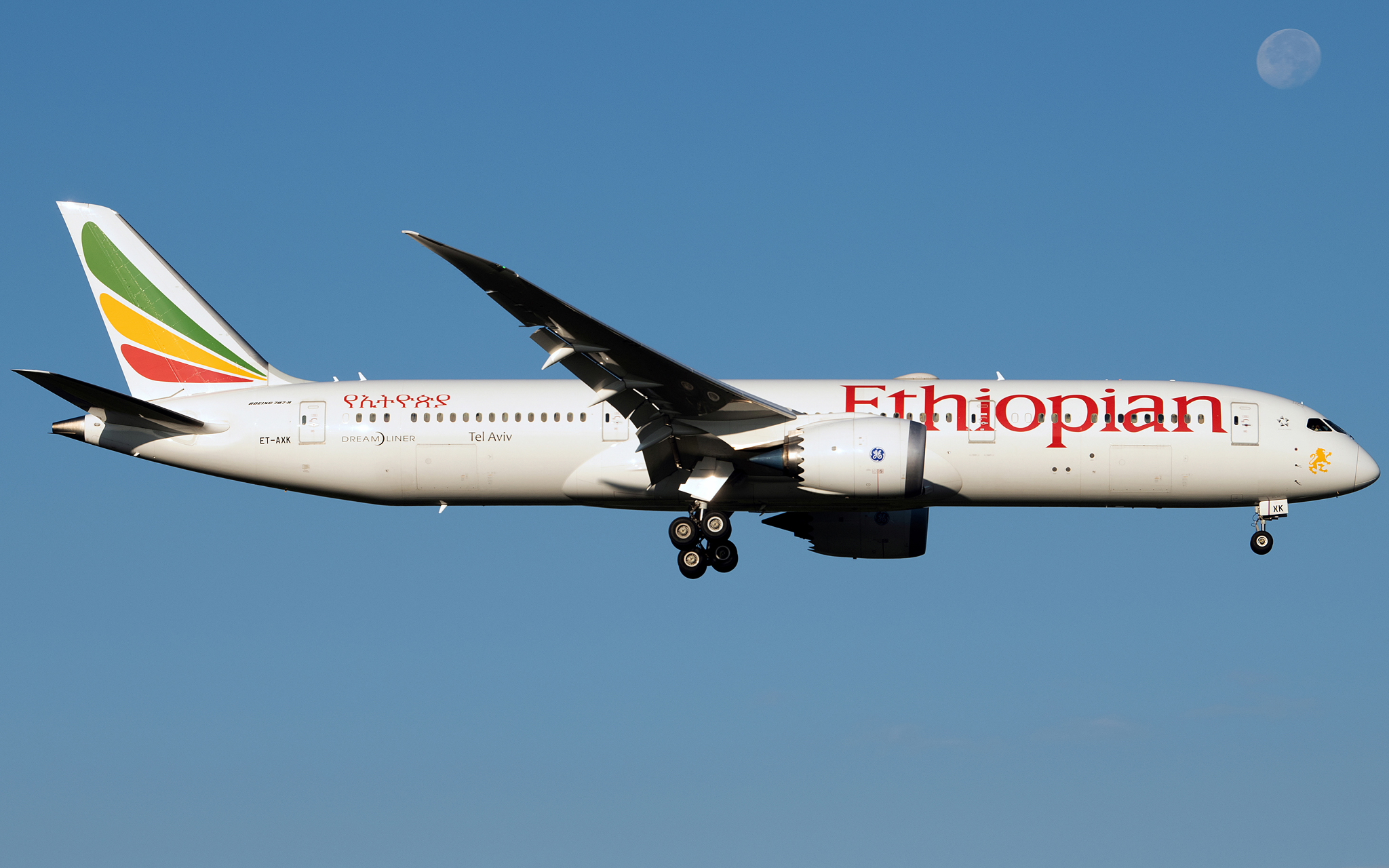 Full size: Ethiopian Airlines Boeing 787-9 ET-AXK at Washington Dulles International Airport