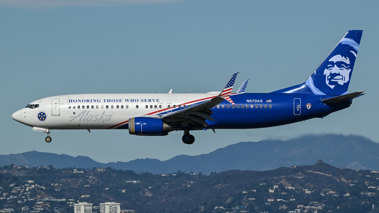 Full size: Alaska Airlines Boeing 737-800 N570AS at Los Angeles International Airport