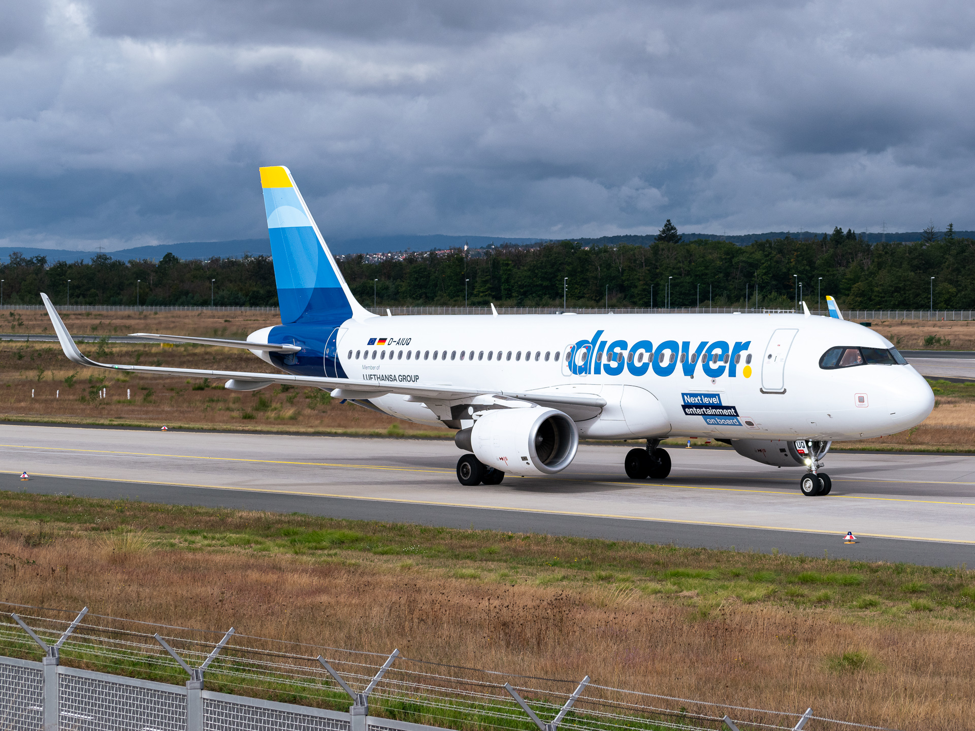 Full size: Discover Airlines Airbus A320 D-AIUQ at Frankfurt International Airport