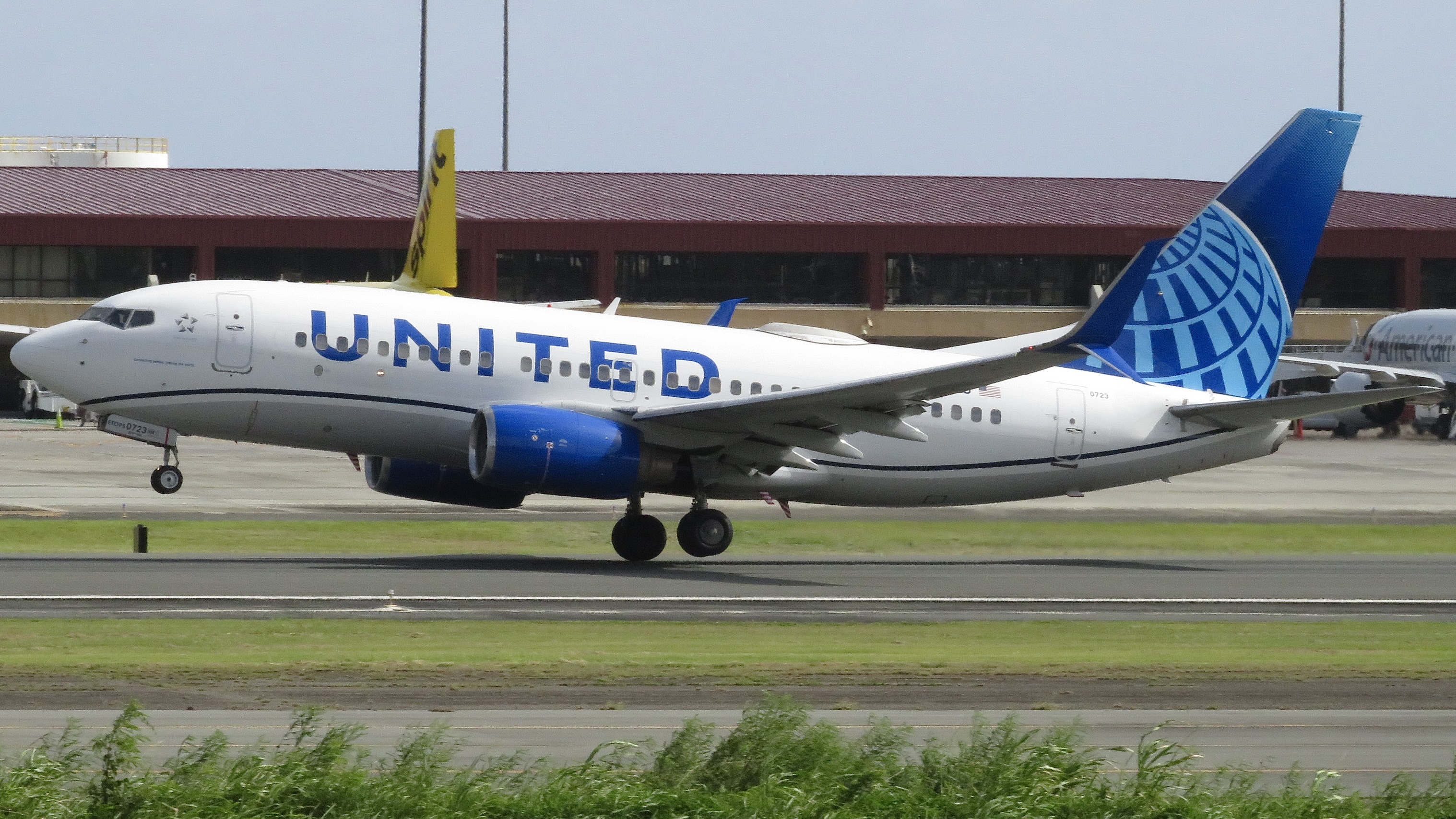 Full size: United Airlines Boeing 737-700 N21723 at St. Thomas Cyril E. King Airport