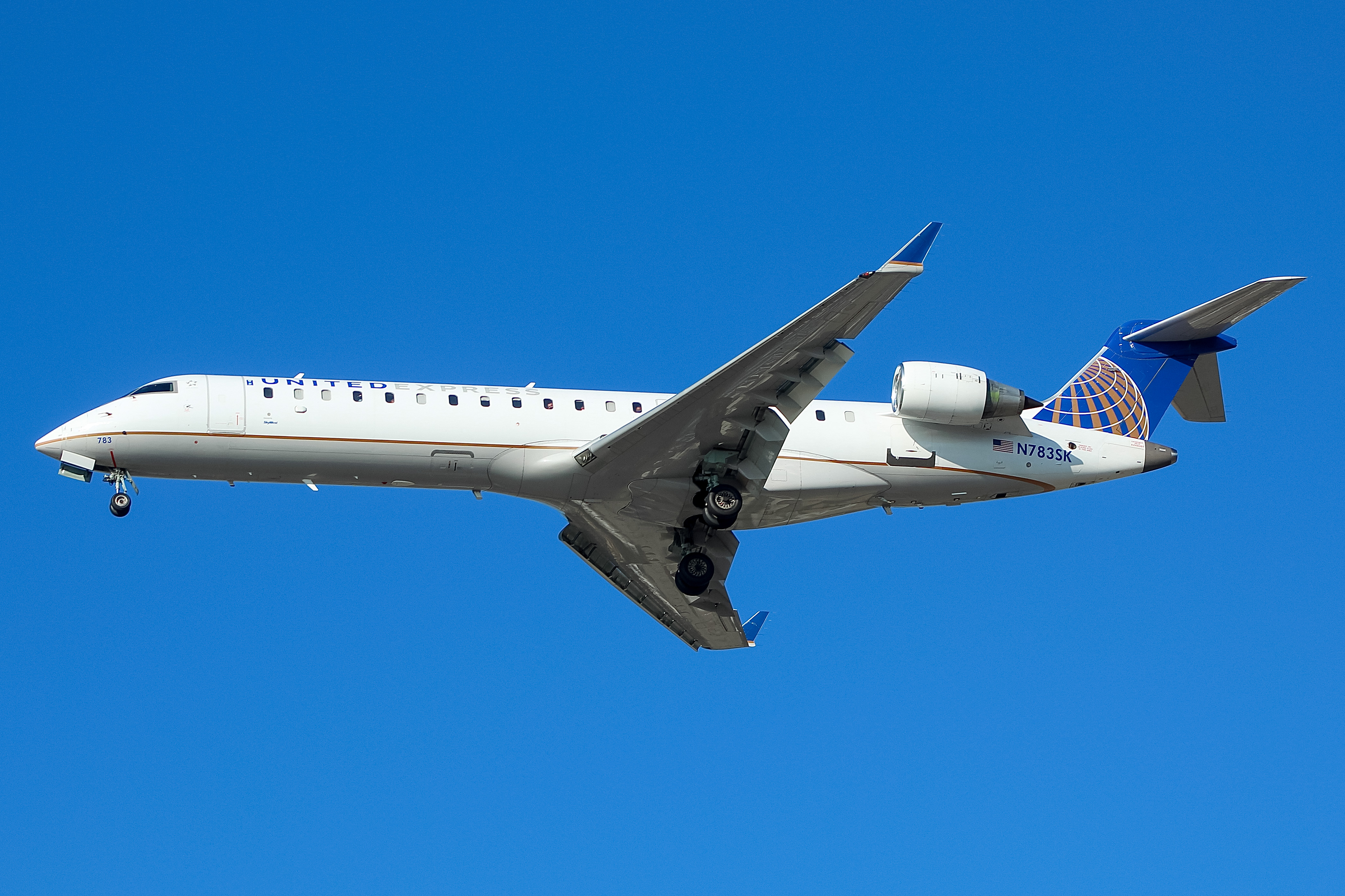Full size: United Express Mitsubishi CRJ-700 N783SK at General Mitchell International Airport