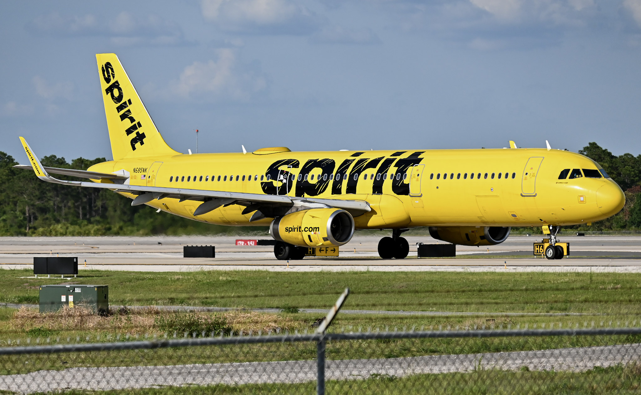 Full size: Spirit Airlines Airbus A321-200 N685NK at Orlando International Airport