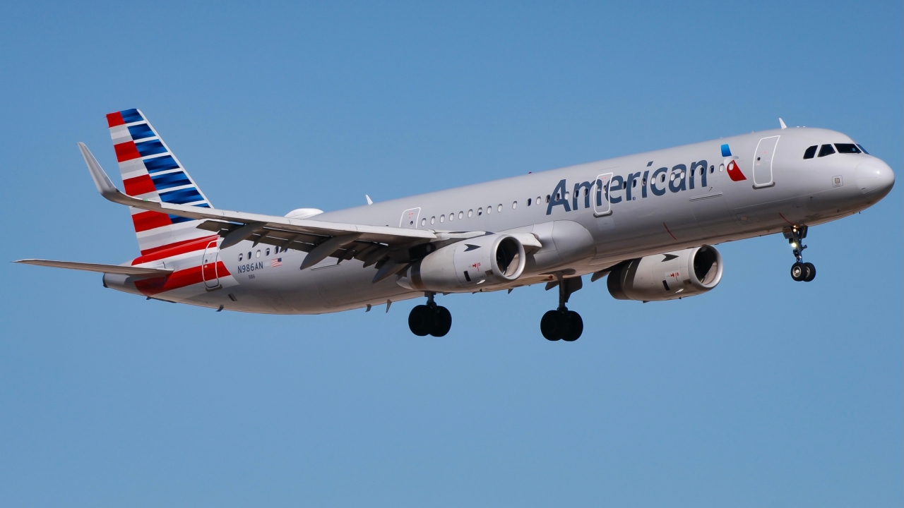 Full size: American Airlines Airbus A321-200 N986AN at Dallas-Fort Worth International Airport