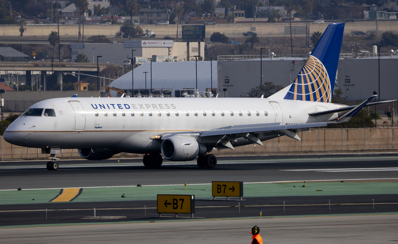 Full size: United Airlines Embraer E175 N604UX at San Diego International Airport