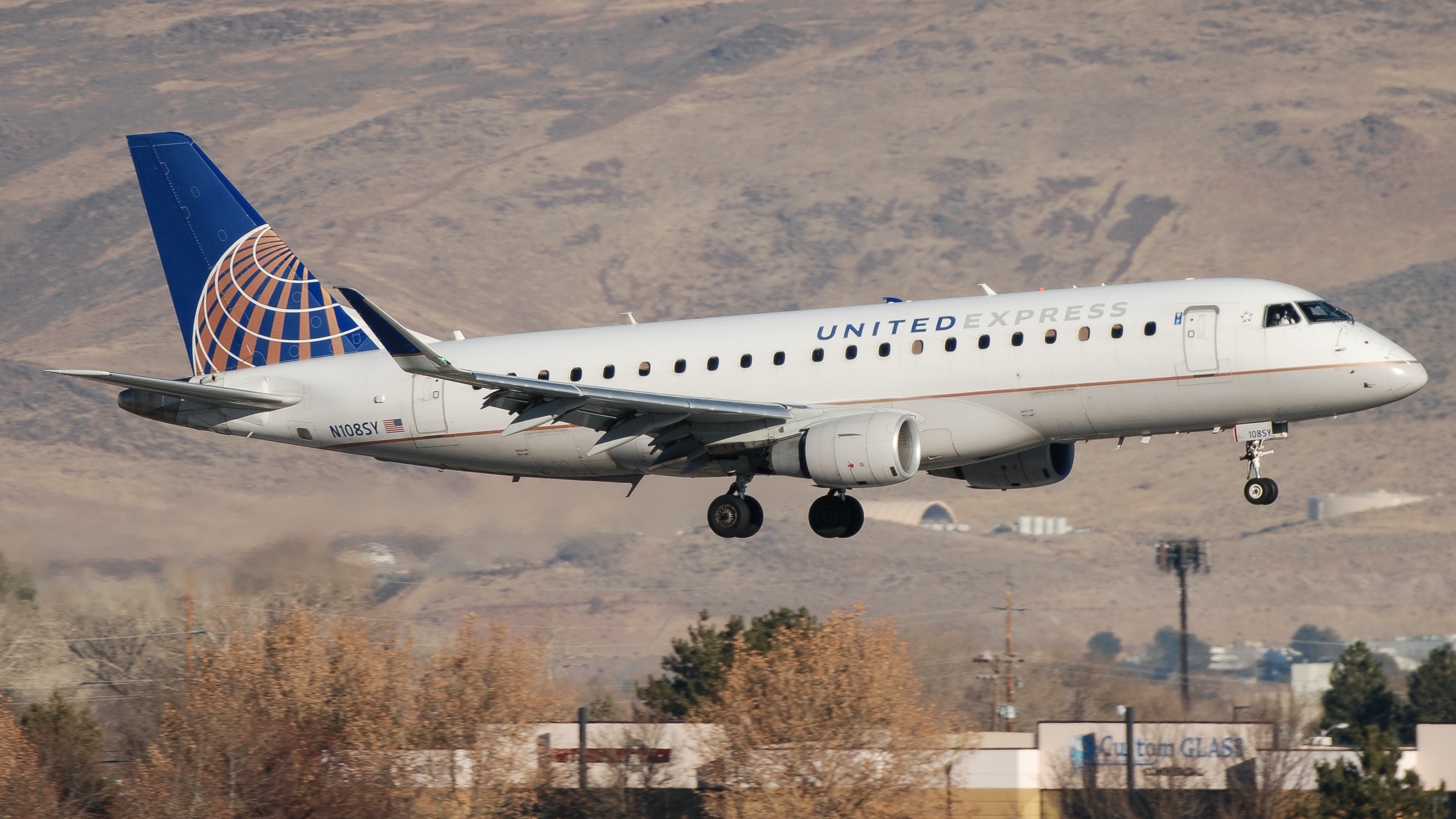 Full size: United Express Embraer E175 N108SY at Reno/Tahoe International Airport
