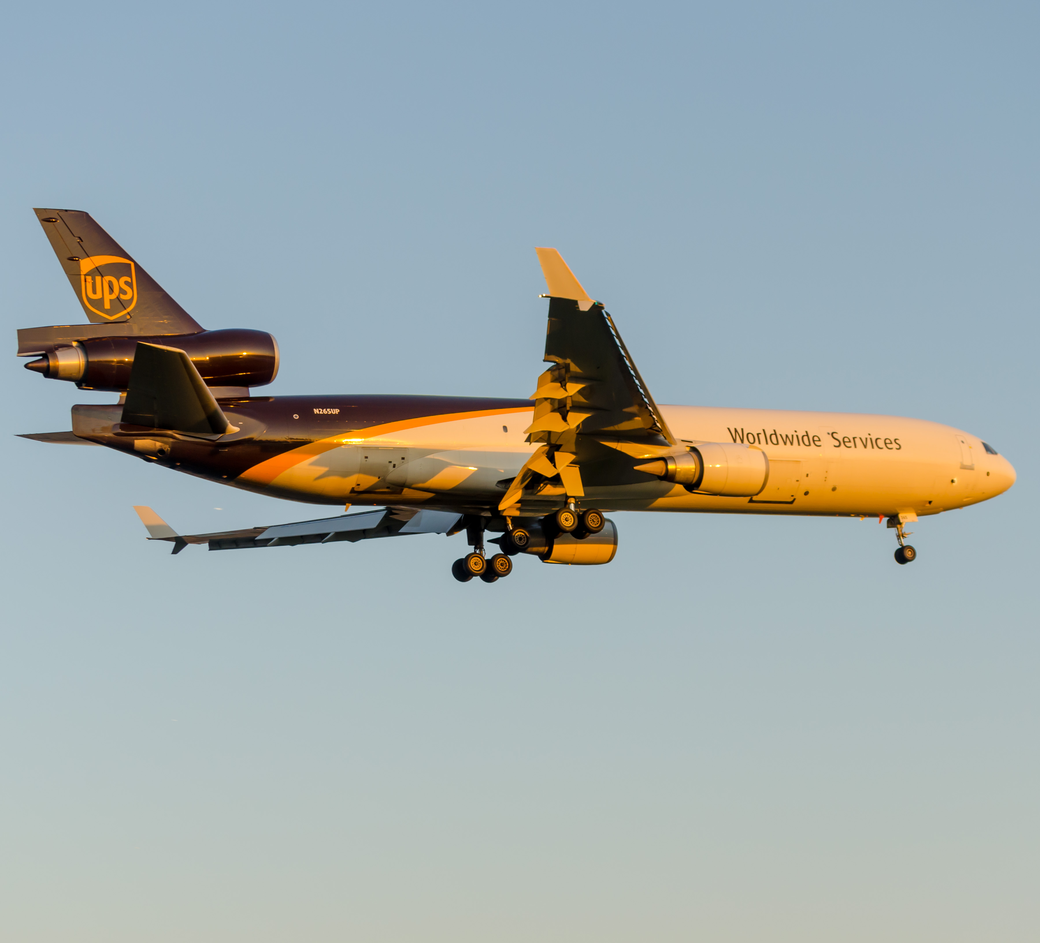 Full size: United Parcel Service McDonnell Douglas MD-11F N265UP at Newark Liberty International Airport