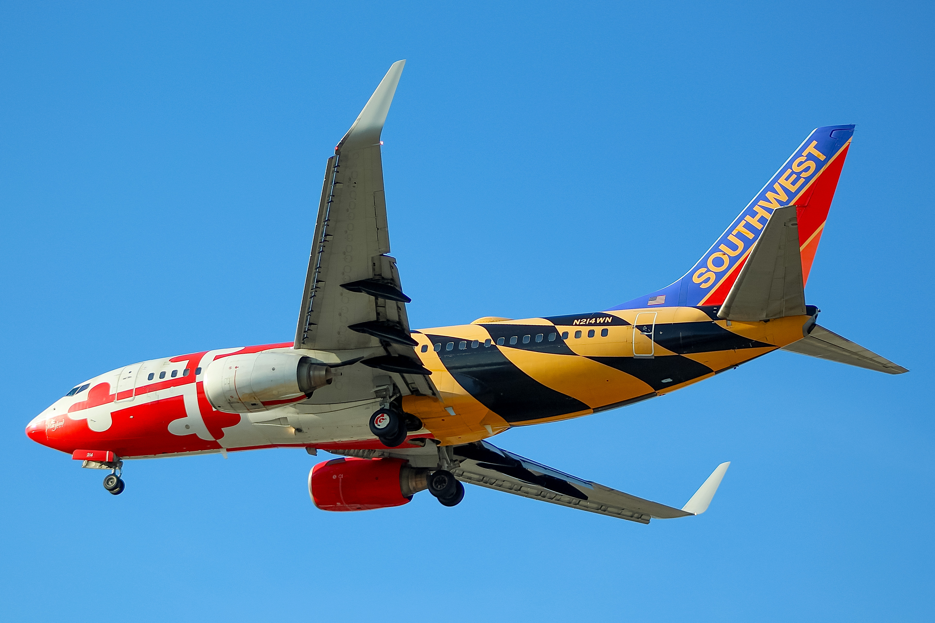 Full size: Southwest Airlines Boeing 737-700 N214WN at General Mitchell International Airport