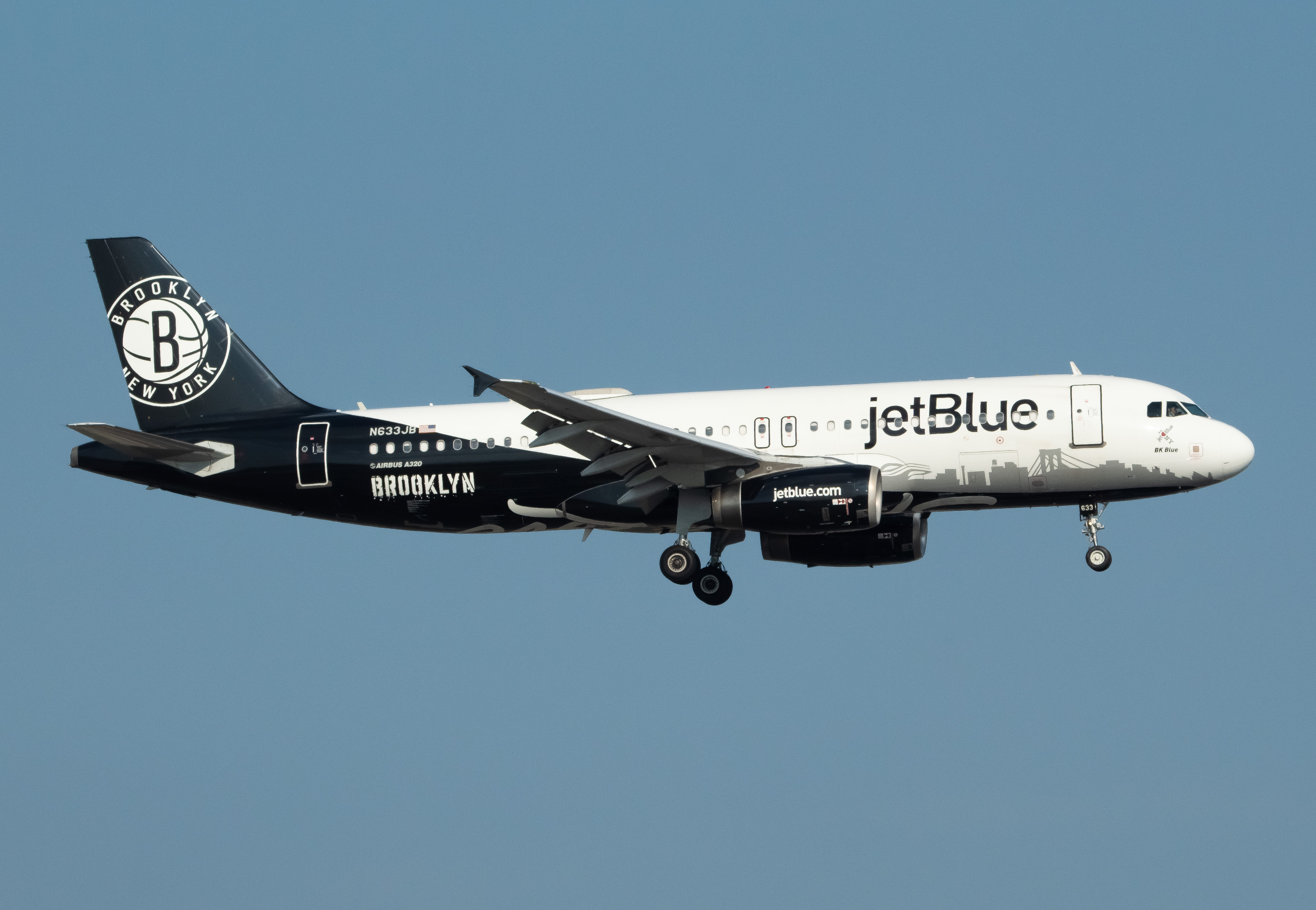 Full size: JetBlue Airways Airbus A320 N633JB at Newark Liberty International Airport