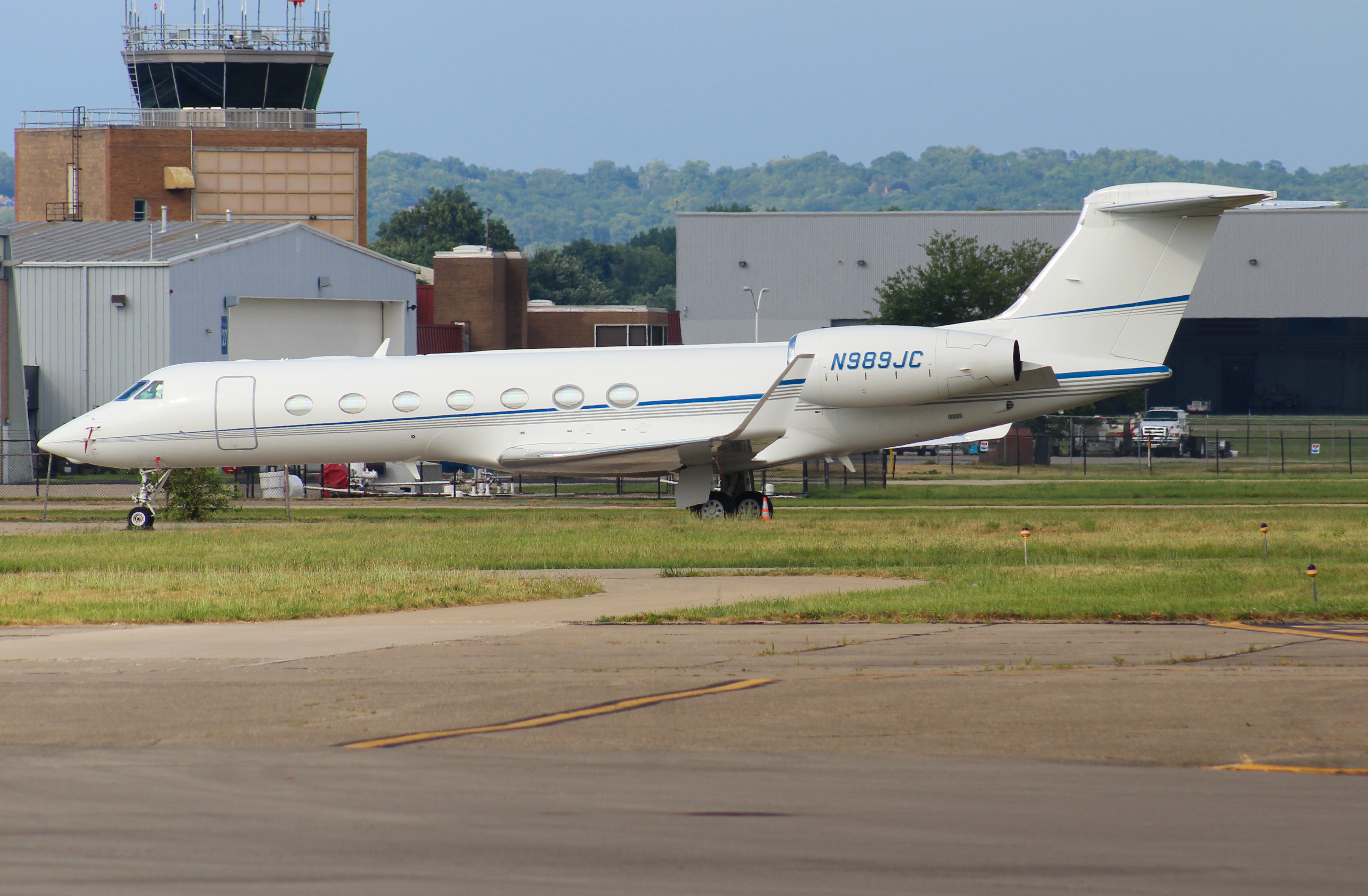 Full size: PRIVATE  Gulfstream G550 N989JC at Cincinnati Municipal Airport/Lunken Field