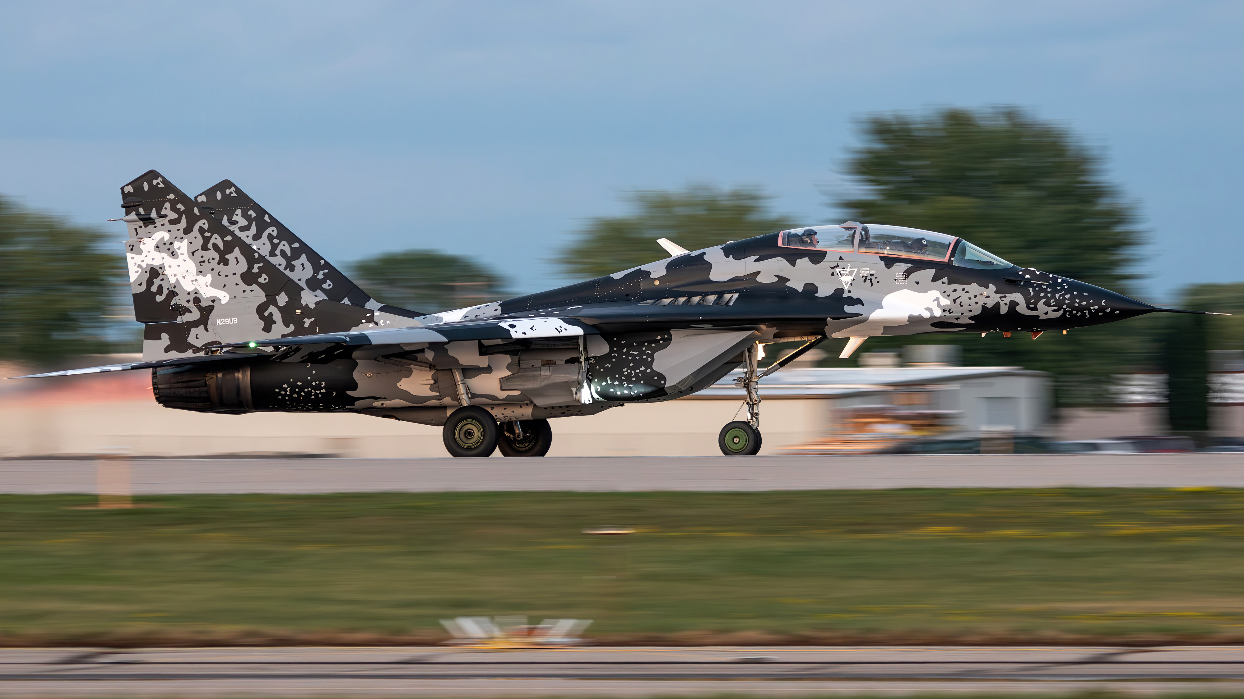Full size: PRIVATE Mikoyan-Gurevich MiG-29 N29UB at Wittman Regional Airport