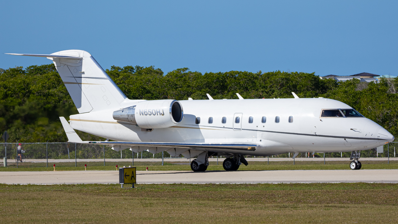 Full size: PRIVATE Bombardier Challenger 604 N650HJ at Naples Municipal Airport