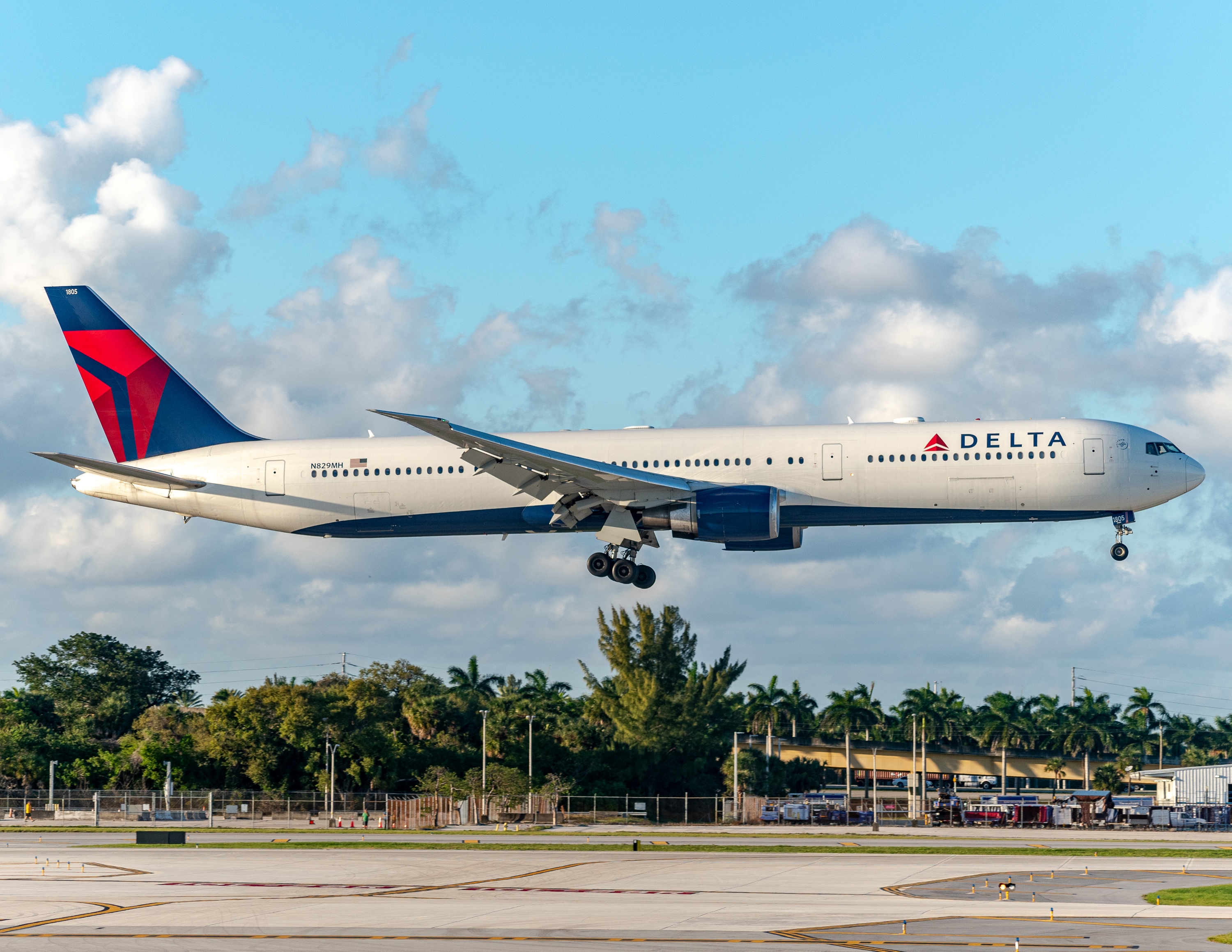 Full size: Delta Airlines Boeing 767-400ER N829MH at Fort Lauderdale/Hollywood International Airport