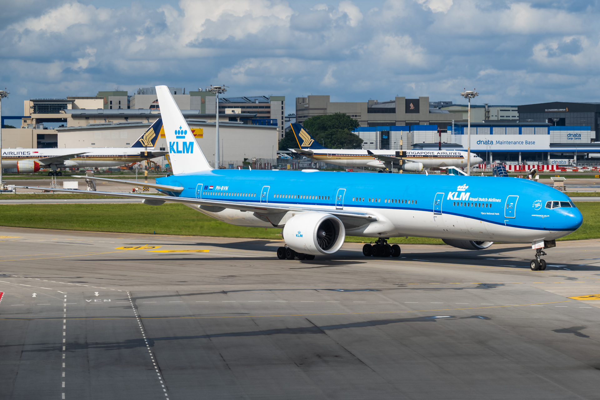 Full size: KLM Boeing 777-300ER PH-BVN at Singapore-Changi Airport
