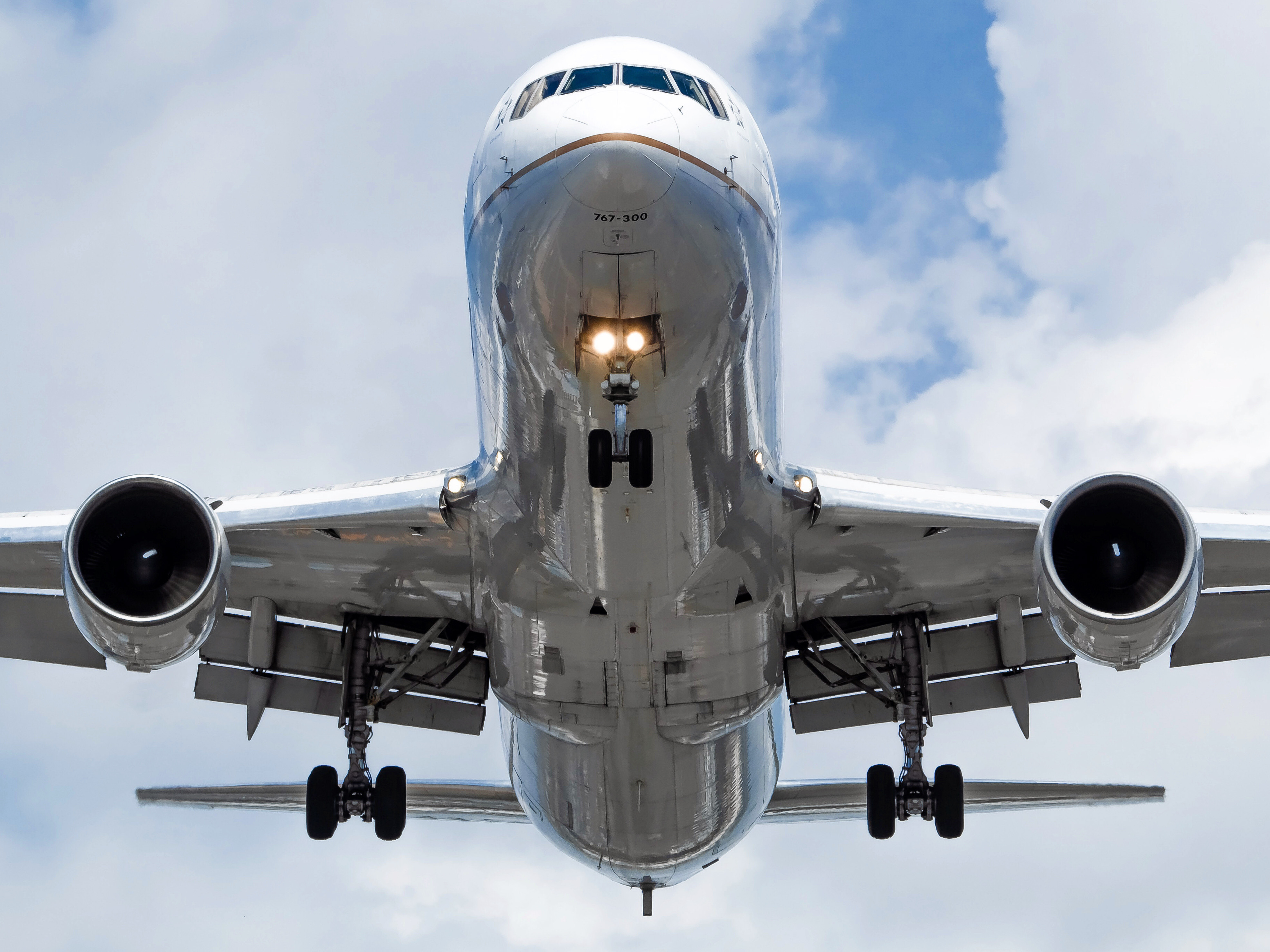 Full size: United Airlines Boeing 767-300ER N662UA at Newark Liberty International Airport