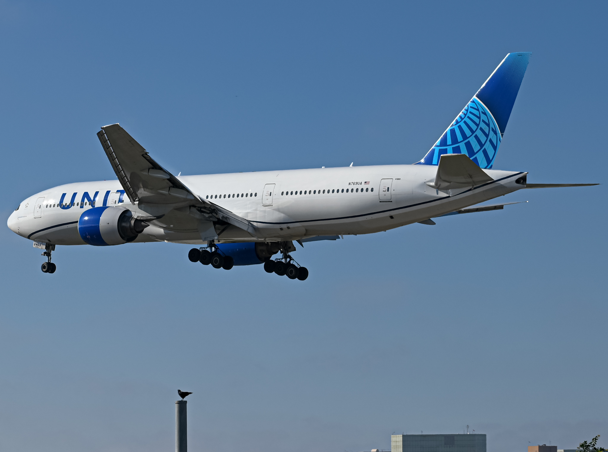 Full size: United Airlines Boeing 777-200 N769UA at Los Angeles International Airport