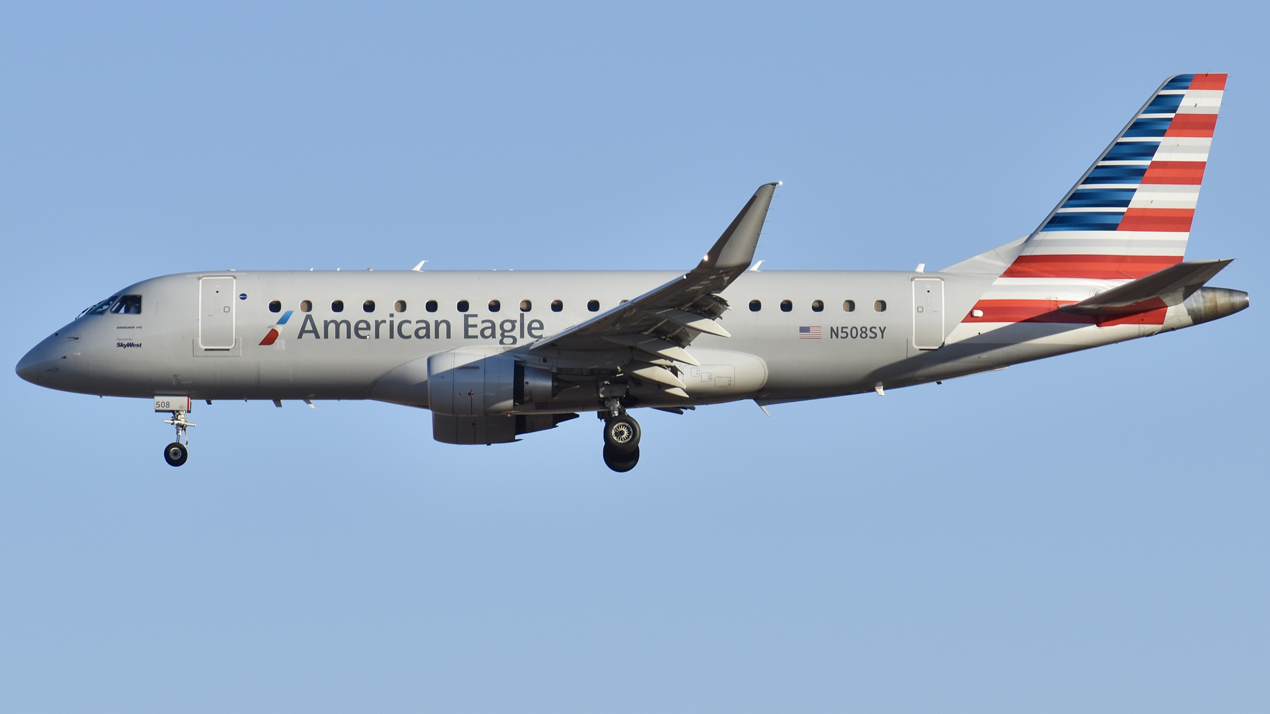 Full size: SkyWest Airlines Embraer E175 N508SY at Phoenix Sky Harbor International Airport