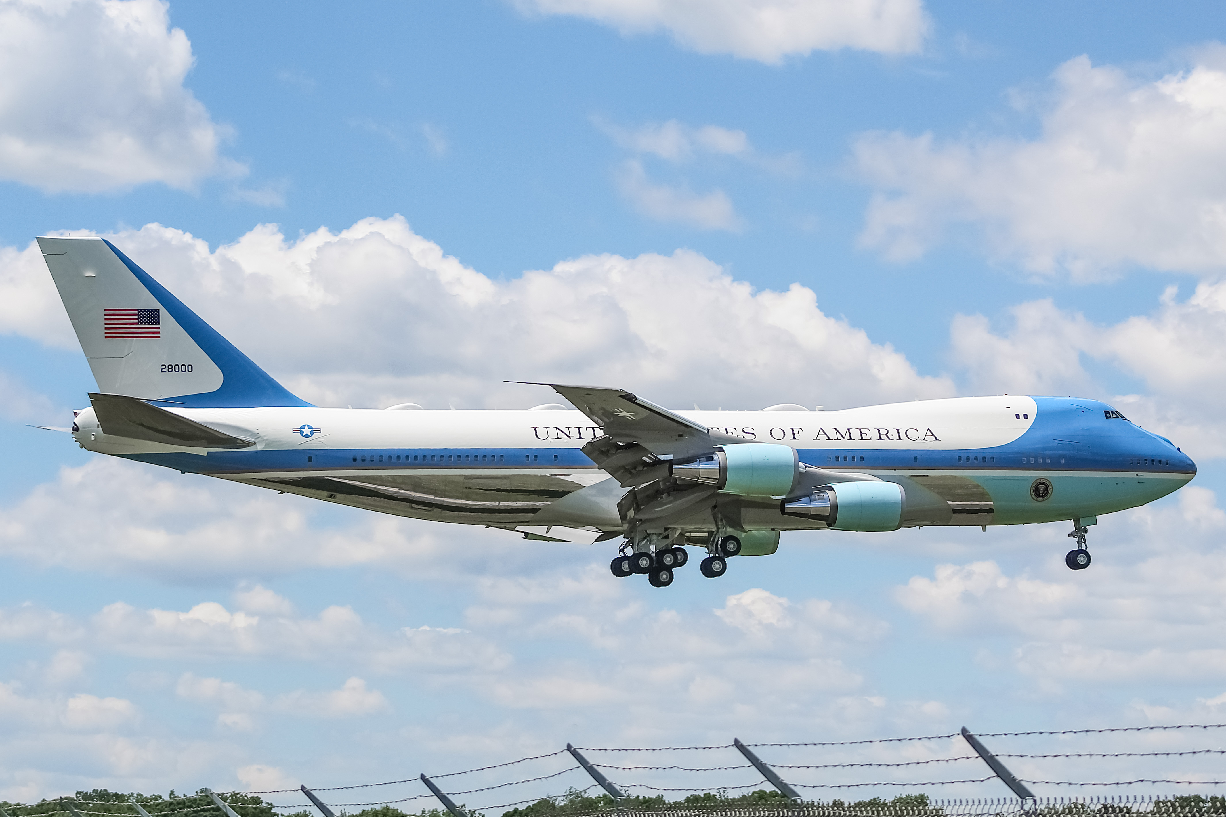 Full size: USAF - United States Air Force Boeing VC-25A 92-8000 at Green Bay-Austin Straubel International Airport