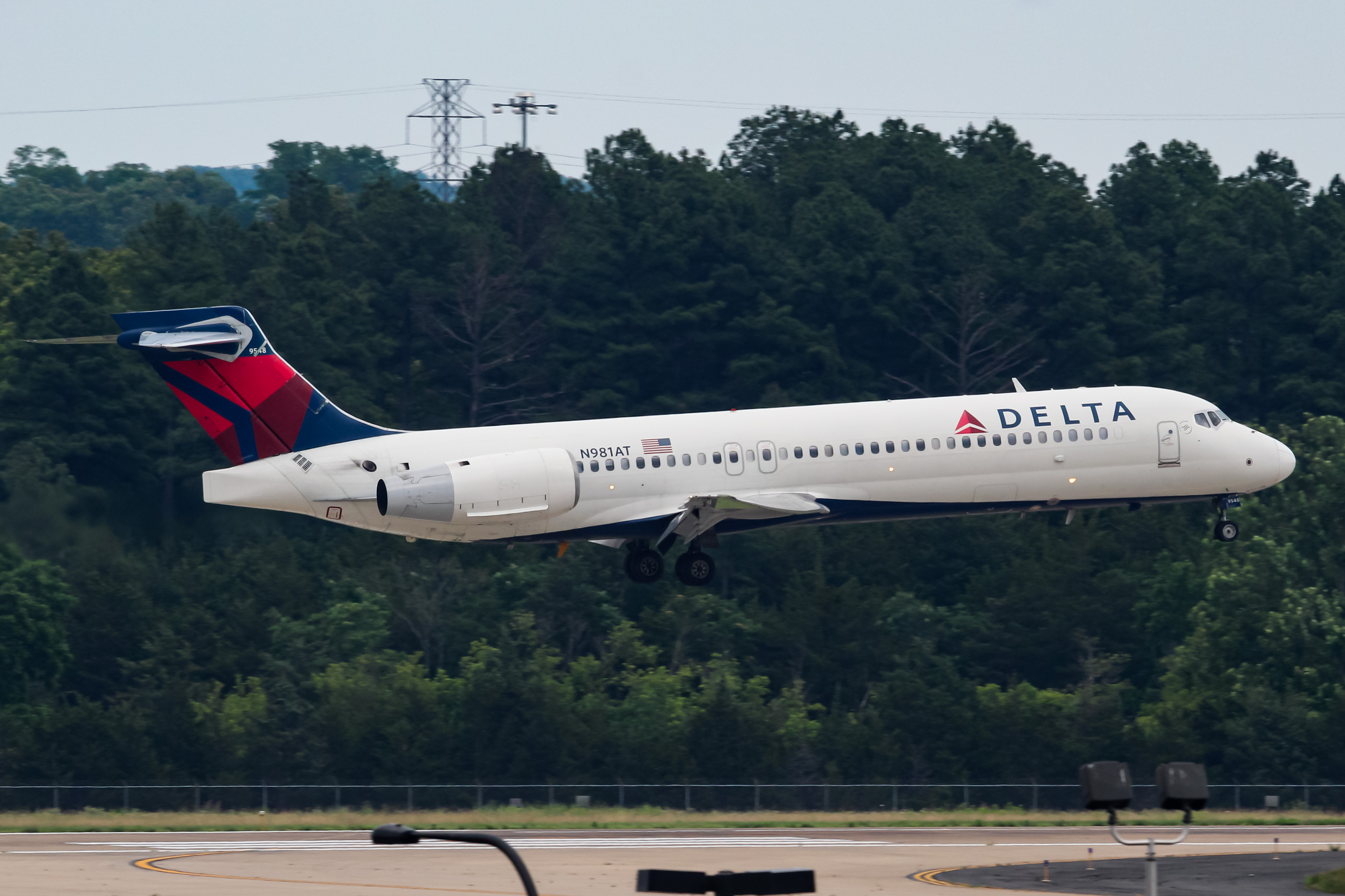 Full size: Delta Airlines Boeing 717-200 N981AT at Washington Dulles International Airport