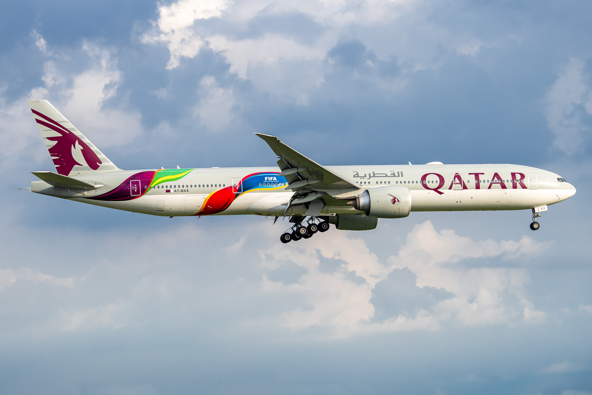 Full size: Qatar Airways Boeing 777-300ER A7-BAX at Tan Son Nhat International Airport