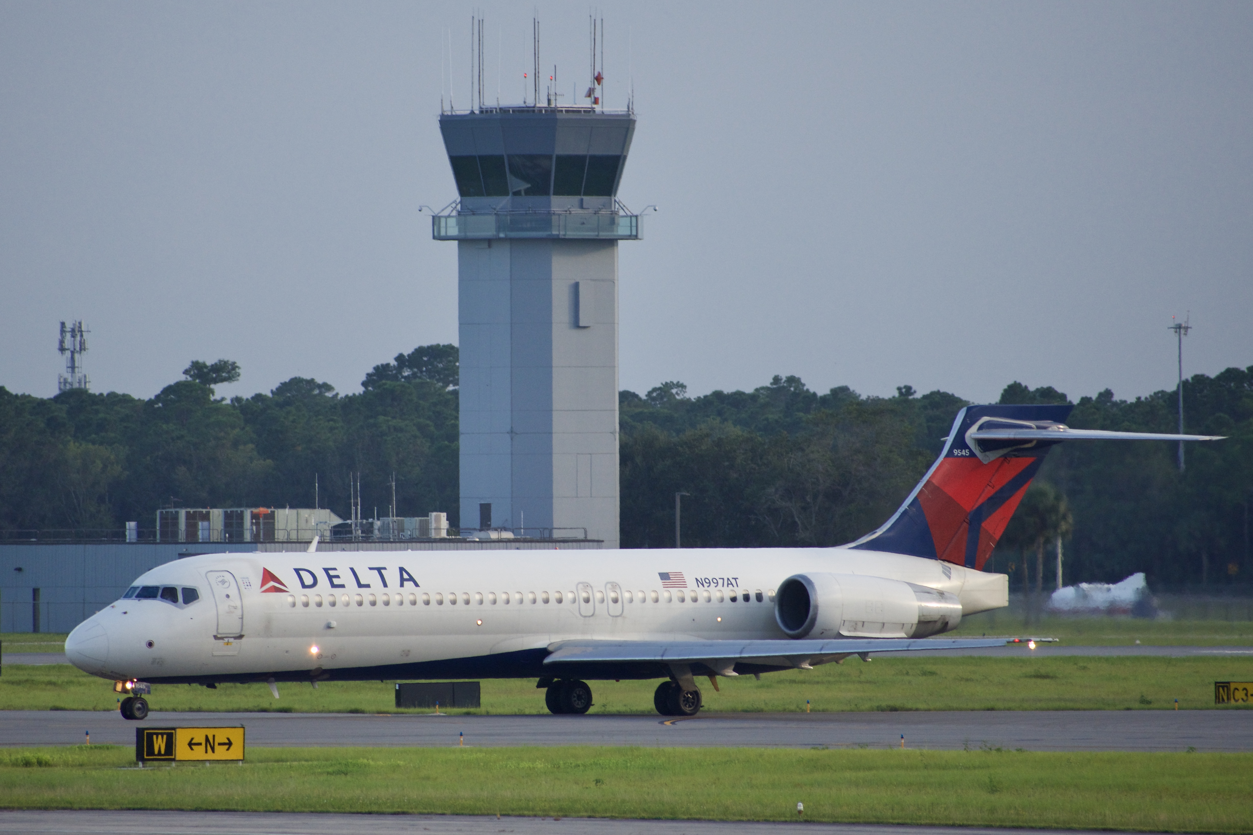 Full size: Delta Airlines Boeing 717-200 N997AT at Daytona Beach International Airport