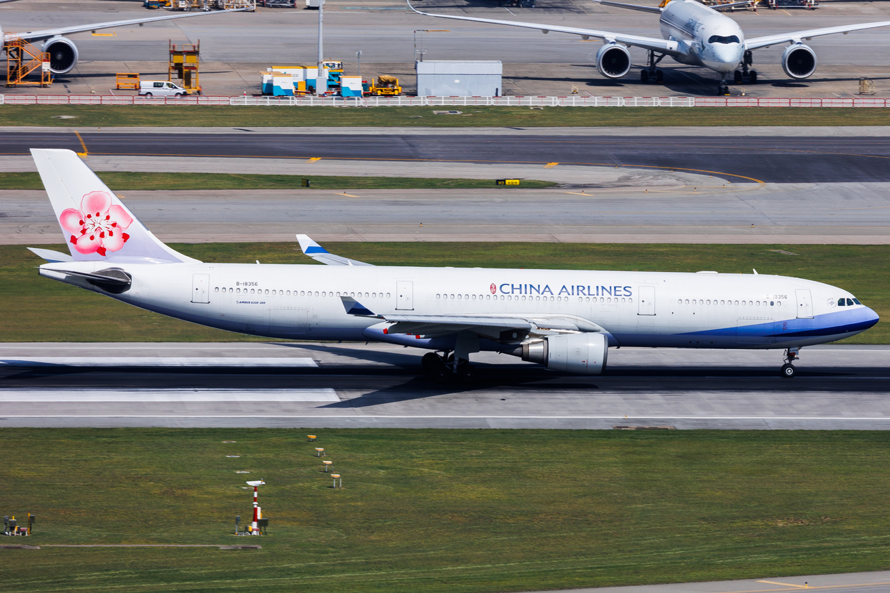 Full size: China Airlines Airbus A330-300 B-18356 at Hong Kong International Airport